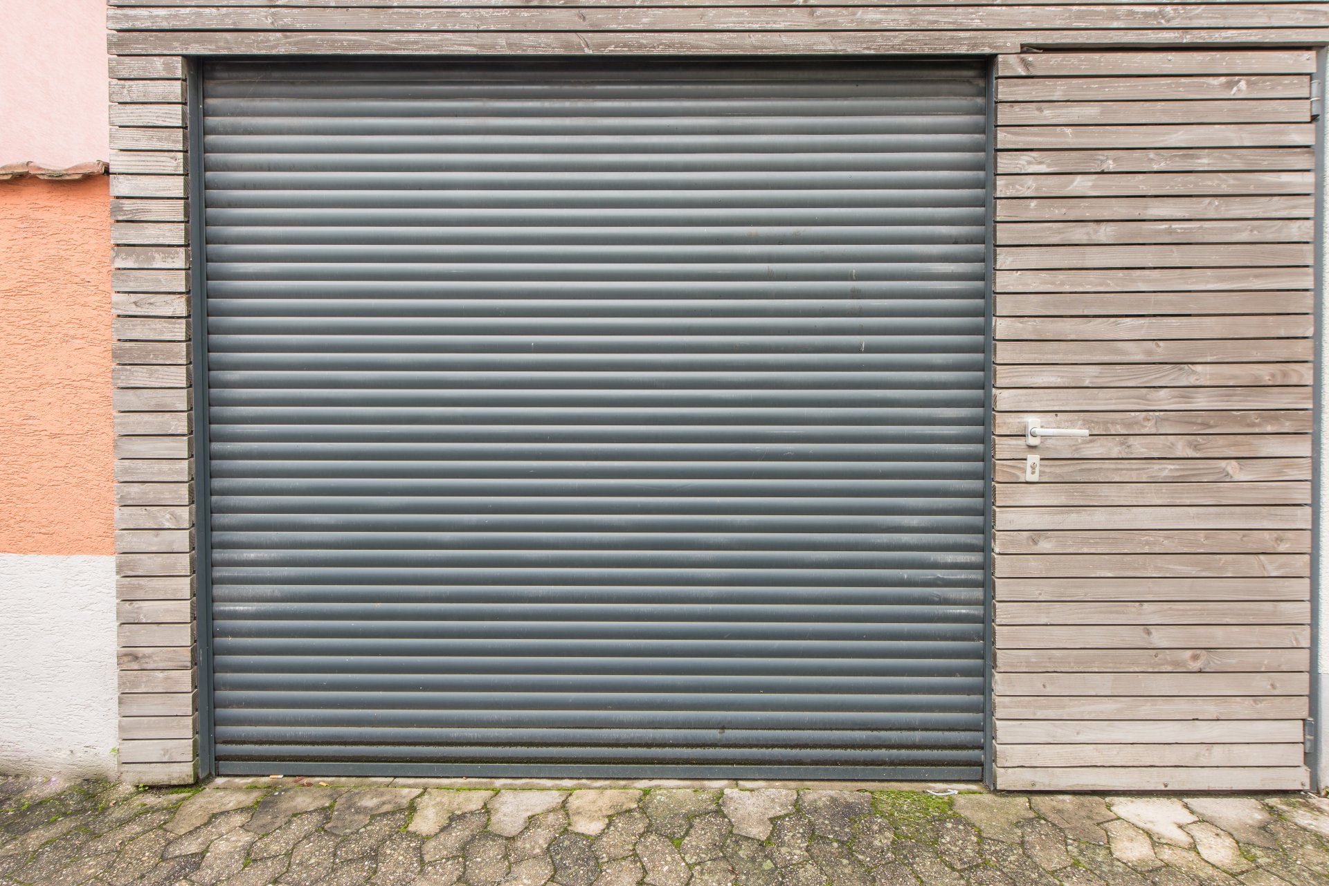 Elektrisches Rolltor und Türchen zum Unterstand - Oliver Reifferscheid - Immobilienmakler Darmstadt