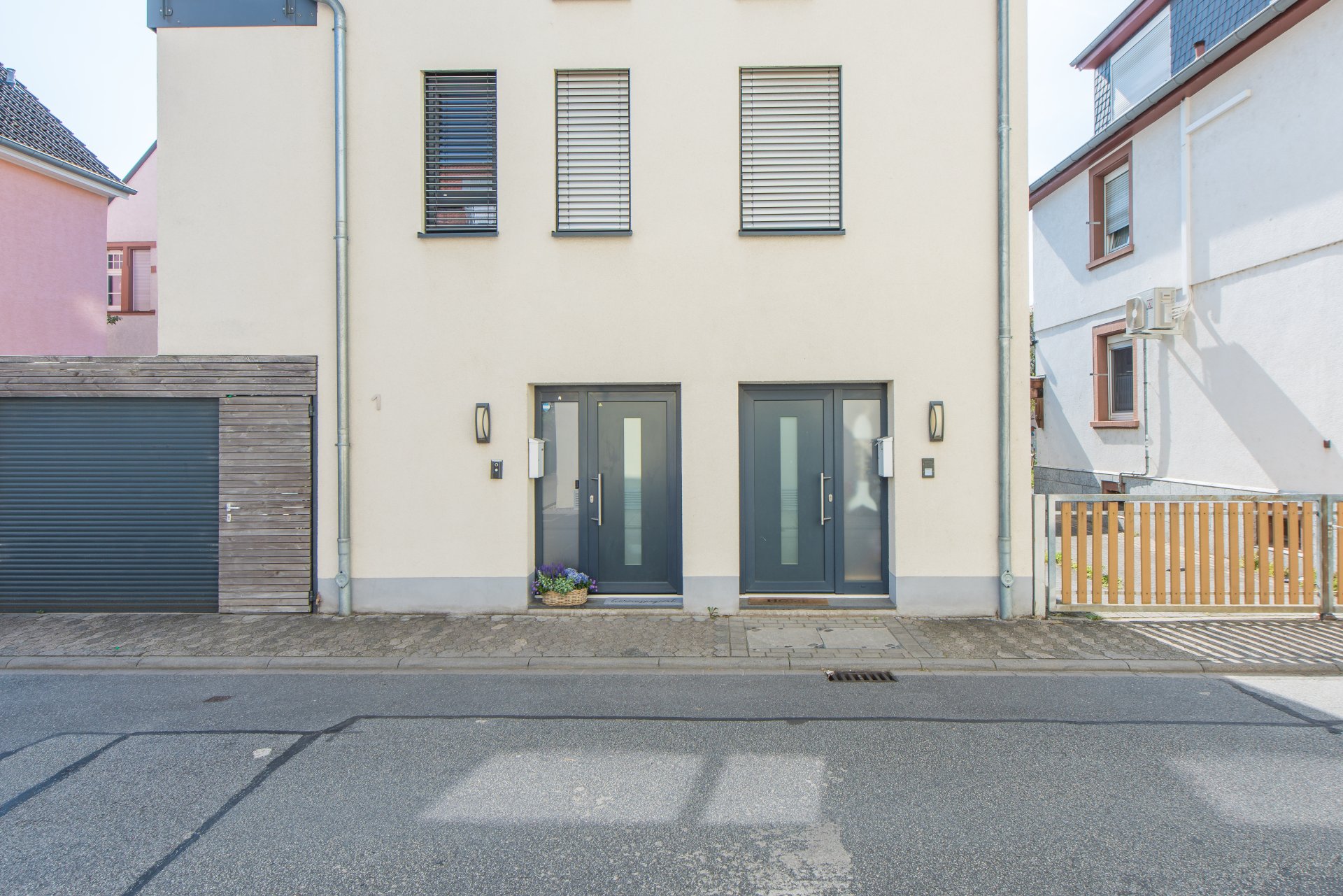 Jeder hat seinen eigenen Hauseingang und sein eigenes Treppenhaus - Oliver Reifferscheid - Immobilienmakler Darmstadt