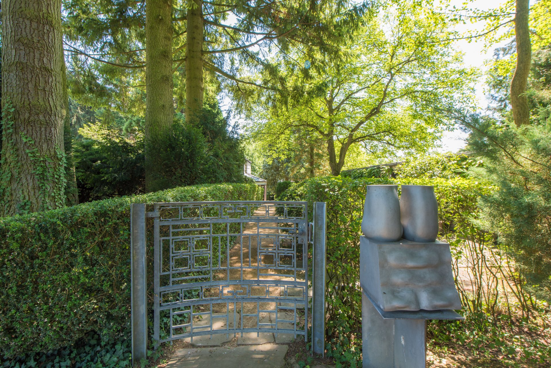 Der Gartenzugang zum Gästehaus und zum Gartenhaus mit diversen Räumen, Garage und Carport - Oliver Reifferscheid - Immobilienmakler Darmstadt