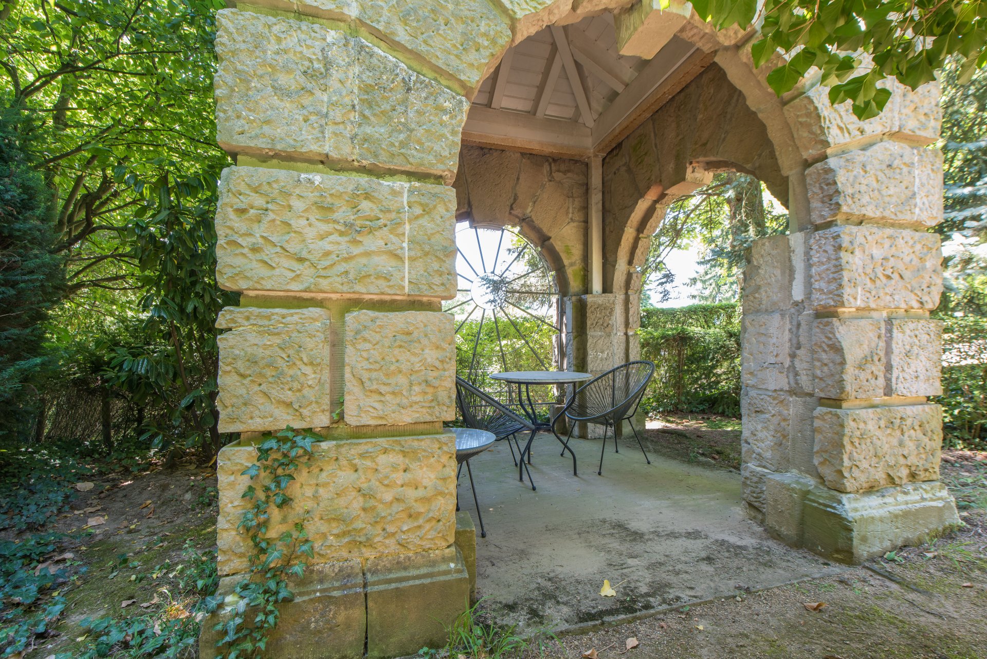 Historischer Sandsteinpavillion aus Frankfurt in den 90ern hier aufgebaut. Ab- und Aufbau waren teuer als das ganze schöne Ding - Oliver Reifferscheid - Immobilienmakler Darmstadt