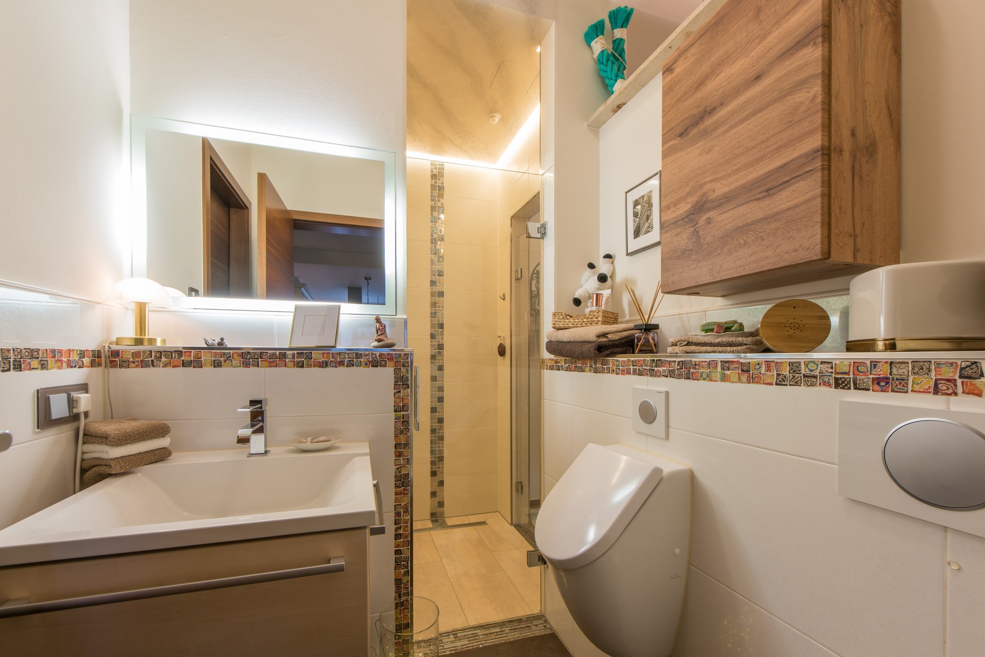 Gästebad hat ebenfalls Zugang zur Luxusdusche - Oliver Reifferscheid - Immobilienmakler Darmstadt