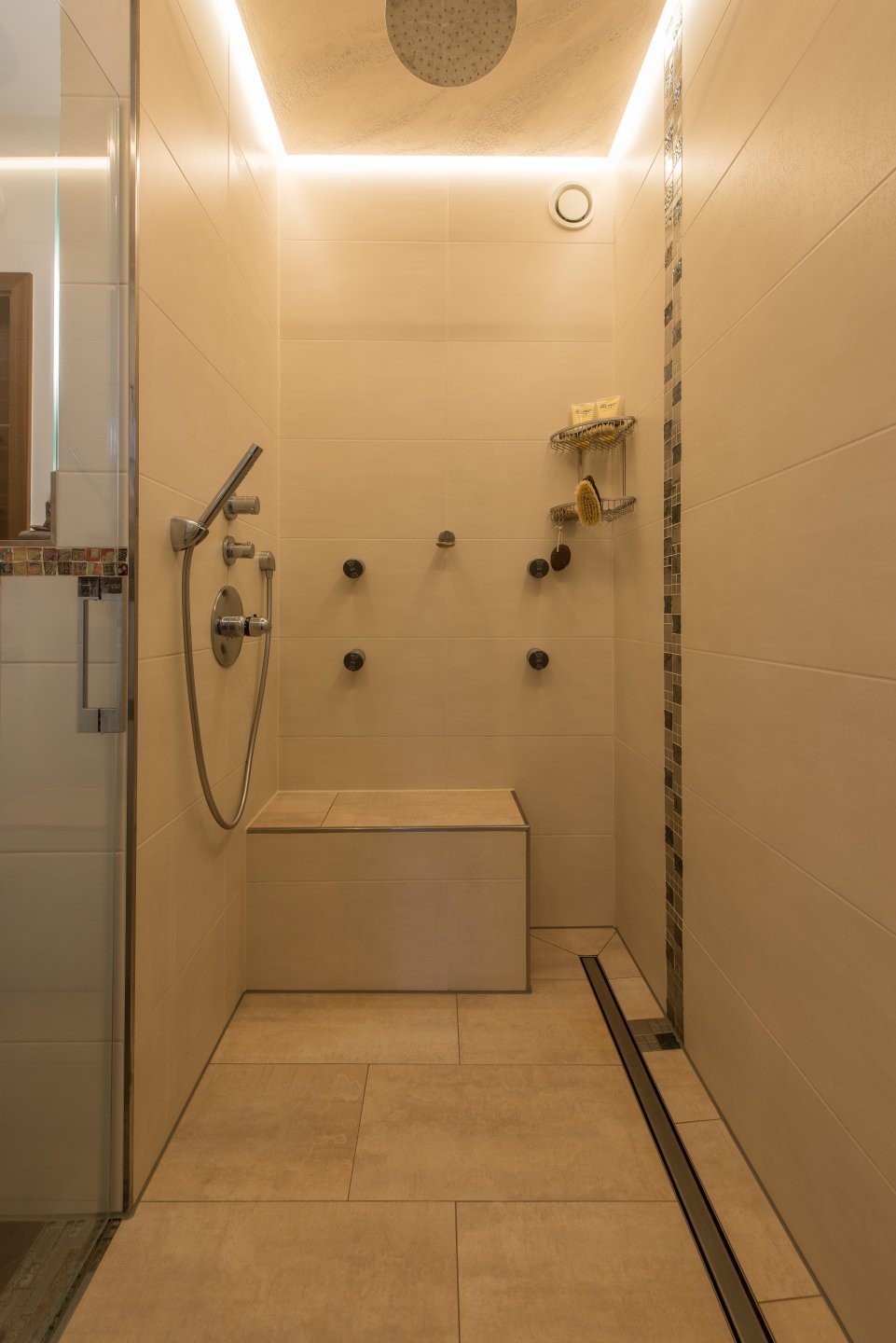 Beleuchtete, bodentiefe Luxusdusche verfügt über mehrere Wasserstrahler und Regendusche - Oliver Reifferscheid - Immobilienmakler Darmstadt