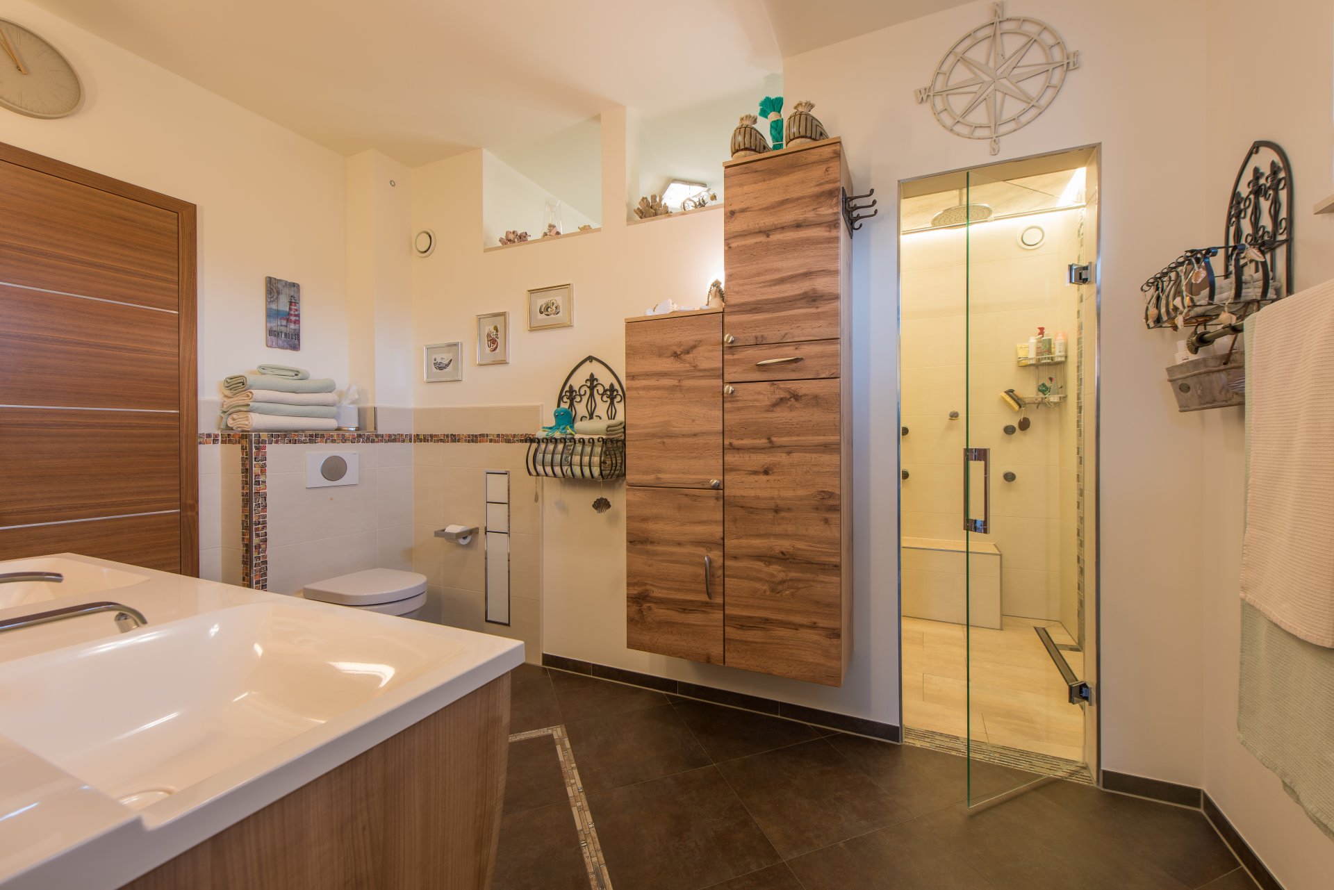 Hauptbad mit Doppelwaschtisch und einmaligem Duscherlebnis - Oliver Reifferscheid - Immobilienmakler Darmstadt