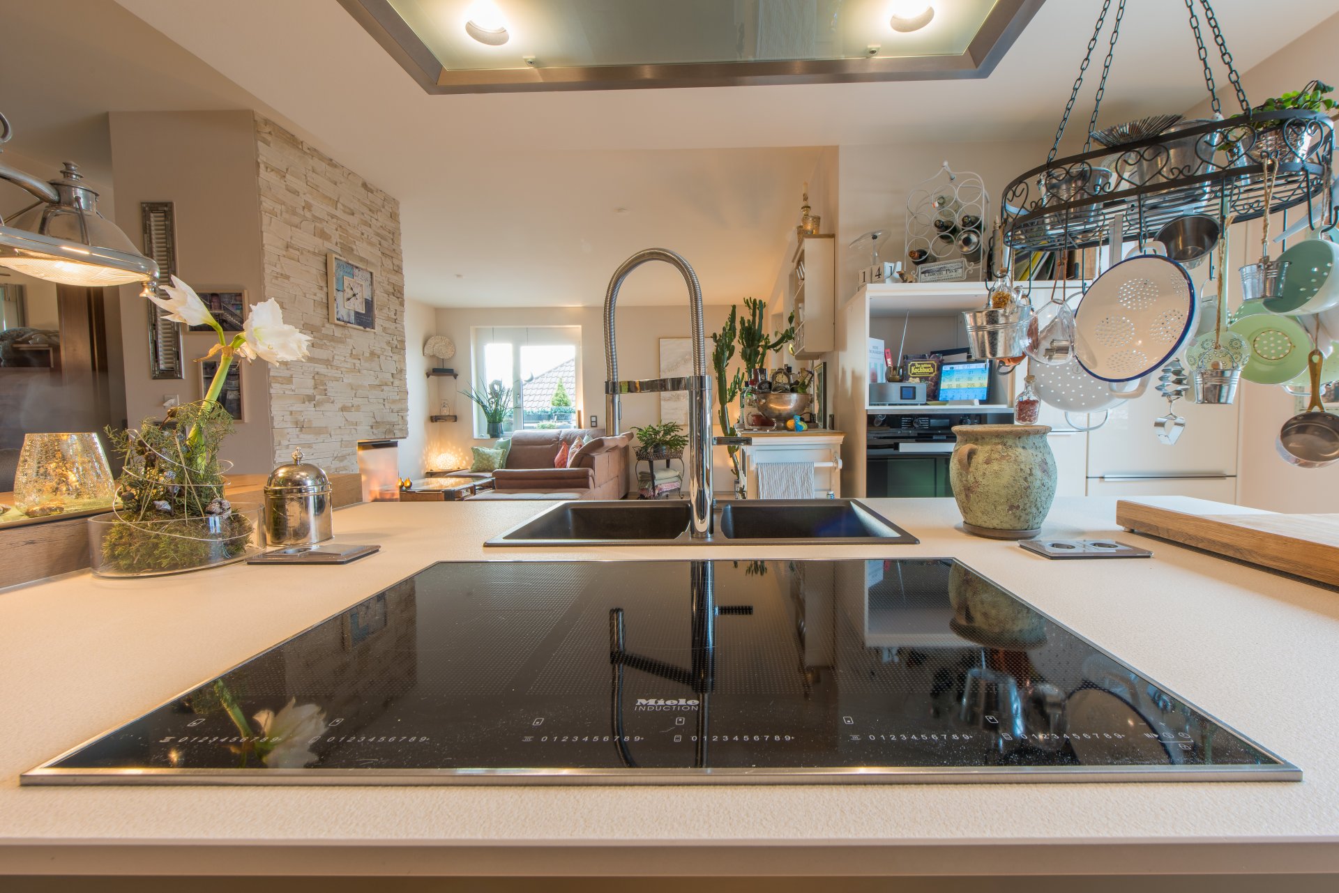 Hochwertiges Kochfeld mit Induktion und Abluft nach außen - Oliver Reifferscheid - Immobilienmakler Darmstadt