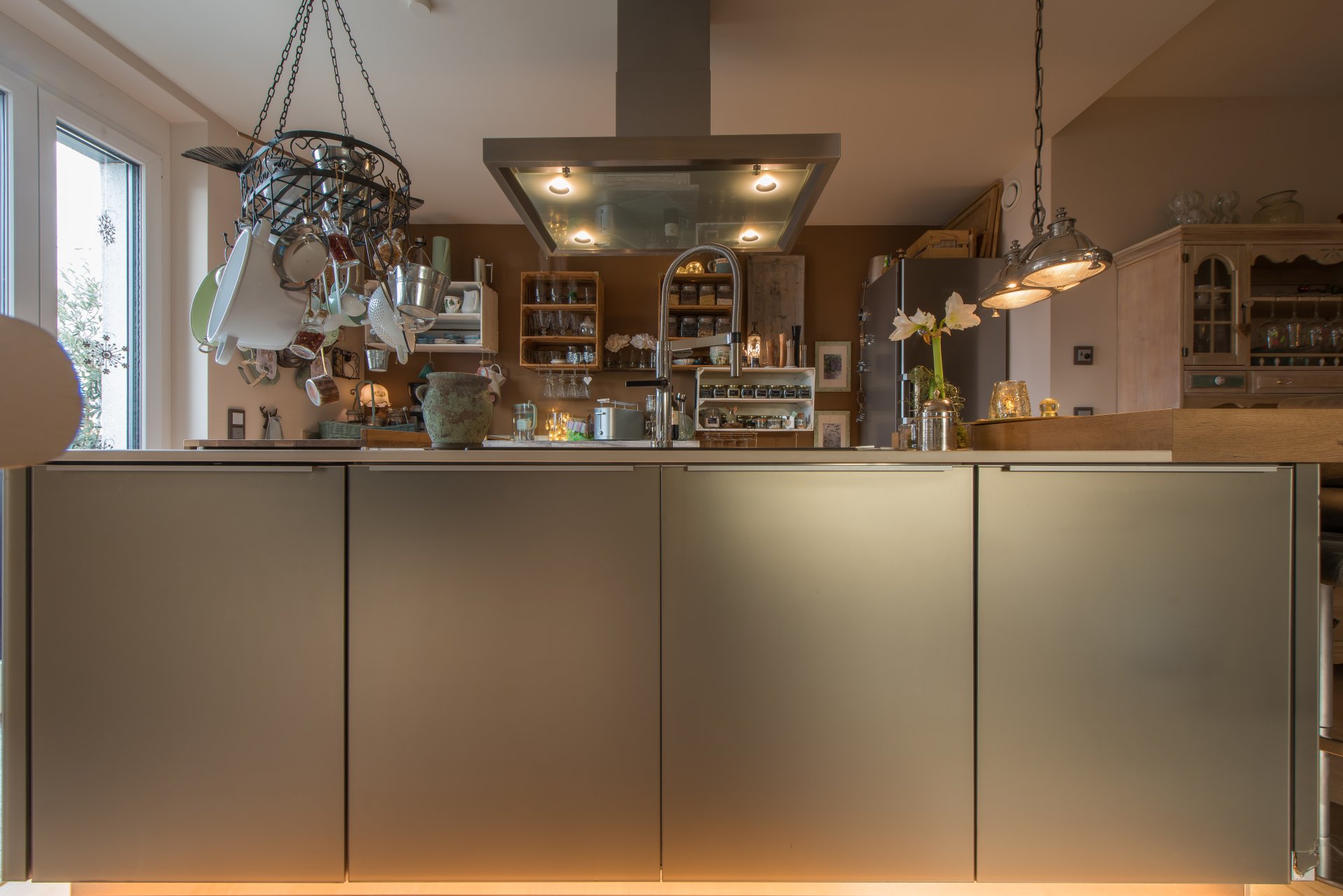 Mehrere Auszugschubladen und einige Schränke - Oliver Reifferscheid - Immobilienmakler Darmstadt