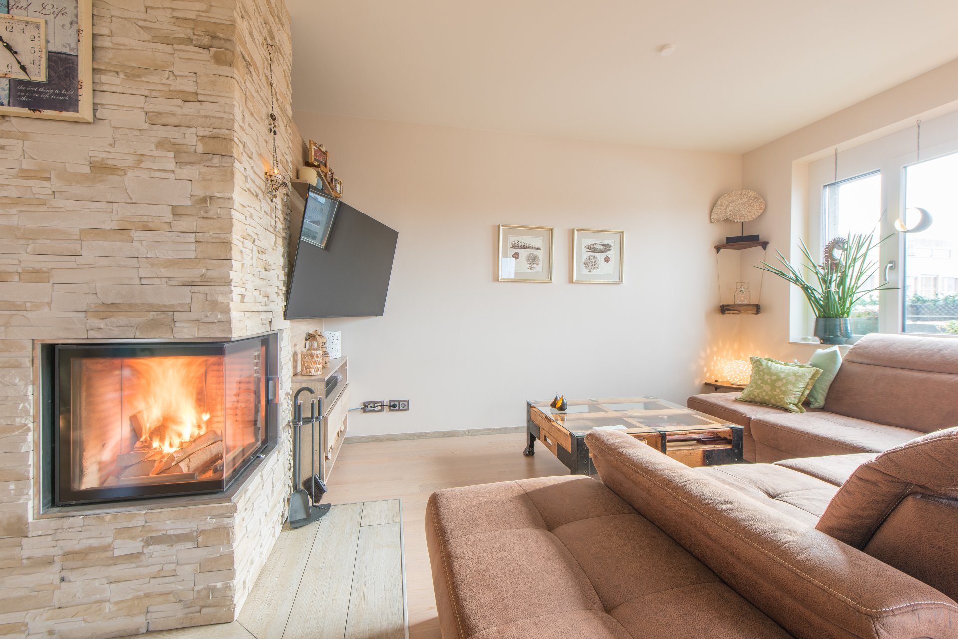 Couch und Kamin machen Fernsehabende besonders kuschlig - Oliver Reifferscheid - Immobilienmakler Darmstadt
