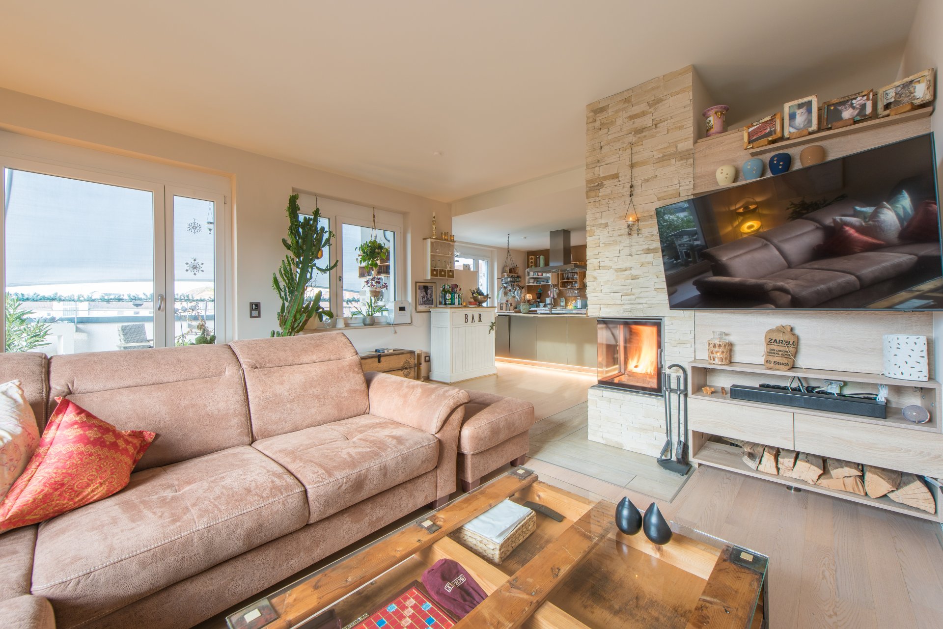 Entspanntes Miteinander am Kamin - Oliver Reifferscheid - Immobilienmakler Darmstadt