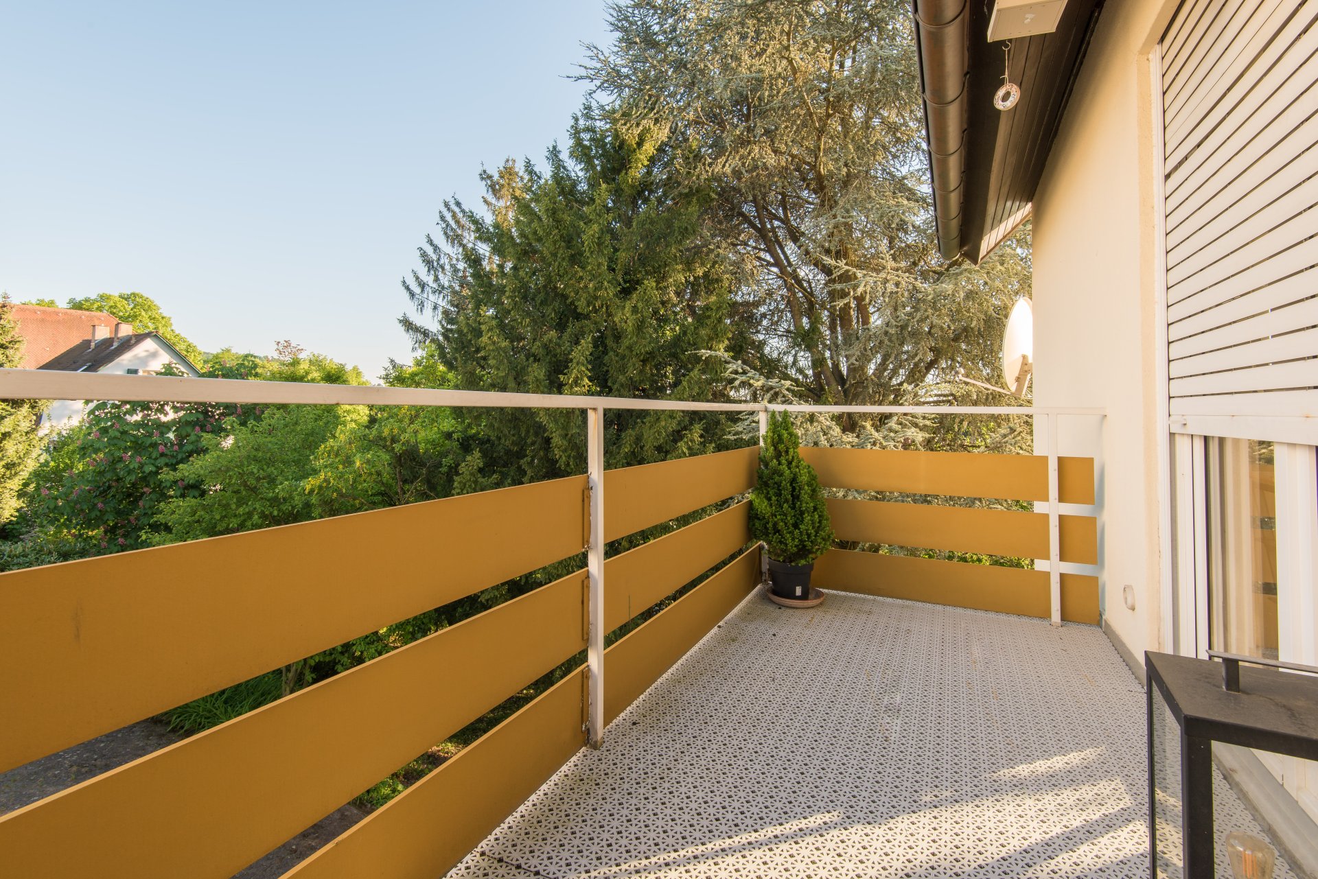 Südbalkon vor der Küche - Oliver Reifferscheid - Immobilienmakler Darmstadt