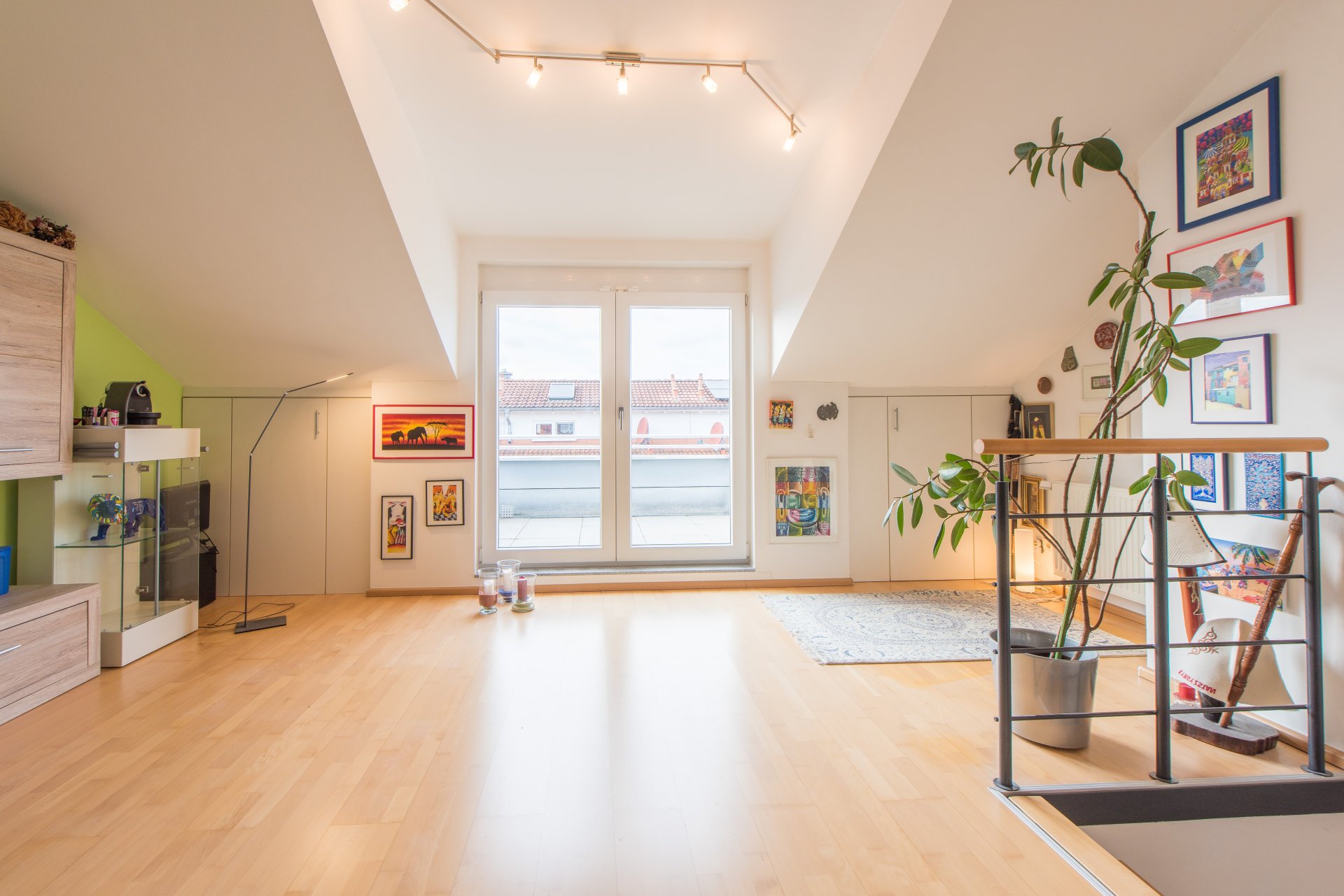 Kinderzimmer mit Zugang zur Loggia - Oliver Reifferscheid - Immobilienmakler Darmstadt