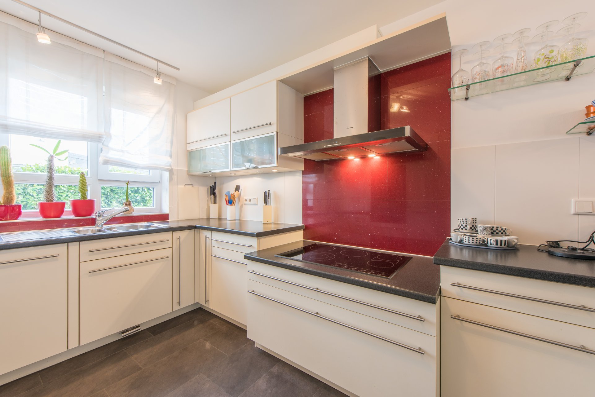 Abgesenkter Herd mit Dunstabzugshaube und Abluft nach draußen - Oliver Reifferscheid - Immobilienmakler Darmstadt