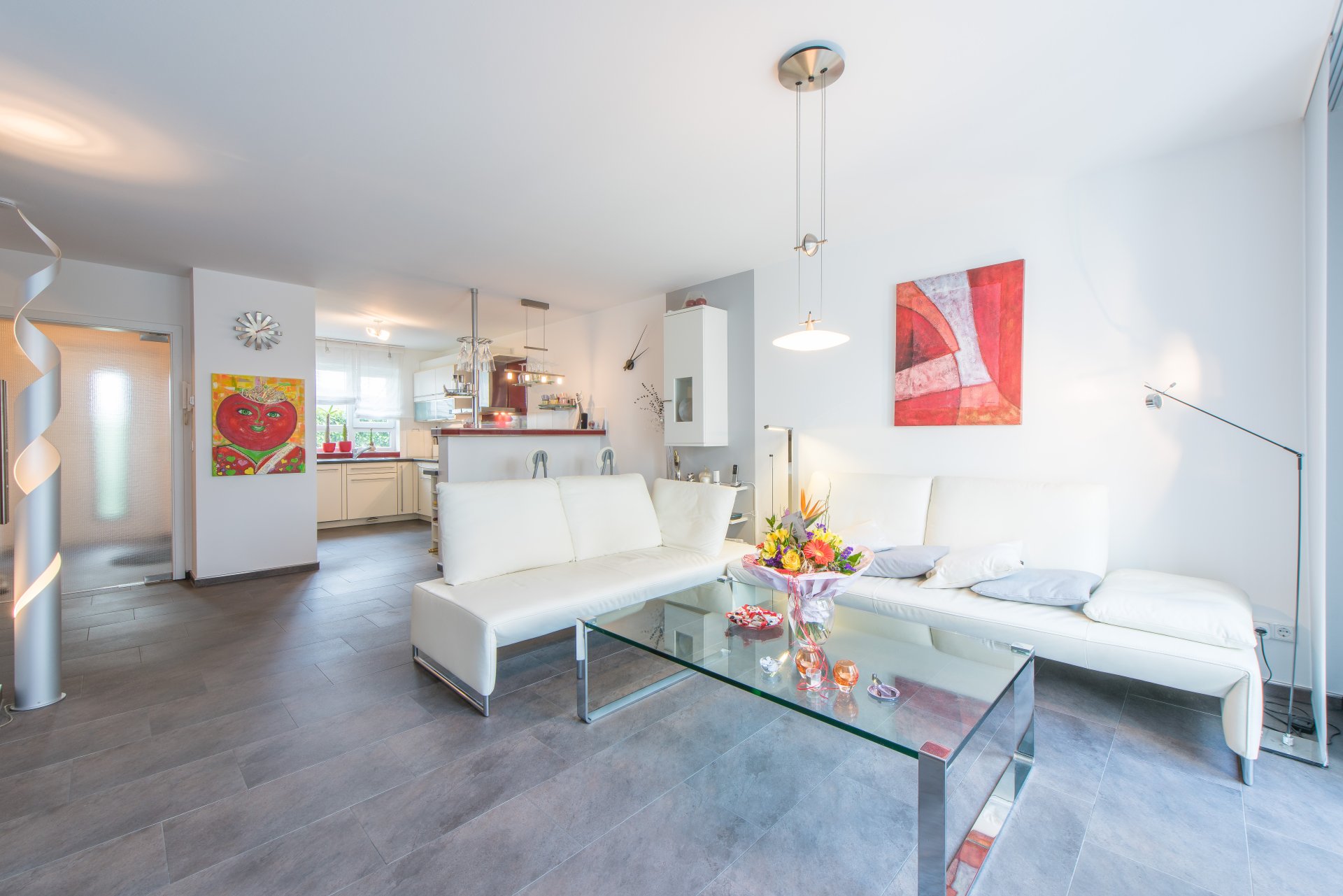 Top gepflegte Anthrazit-Fliesen auf der gesamten Etage - Oliver Reifferscheid - Immobilienmakler Darmstadt