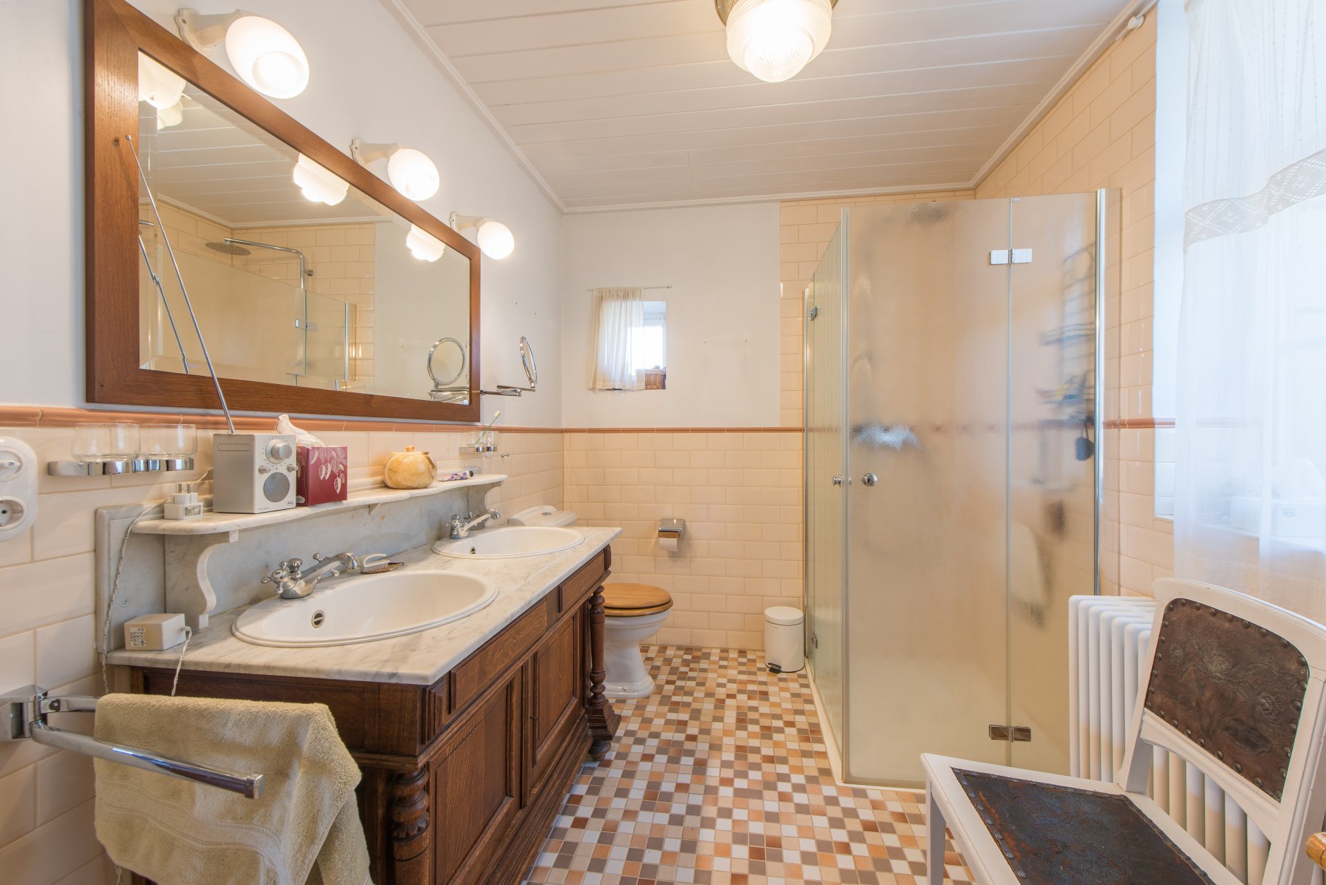 Modernes Vollbad mit Badewanne, Dusche, 2x Waschtisch, WC und Tageslicht. Die Leitungen wurden bei der Sanierung ausgetauscht - Oliver Reifferscheid - Immobilienmakler Darmstadt