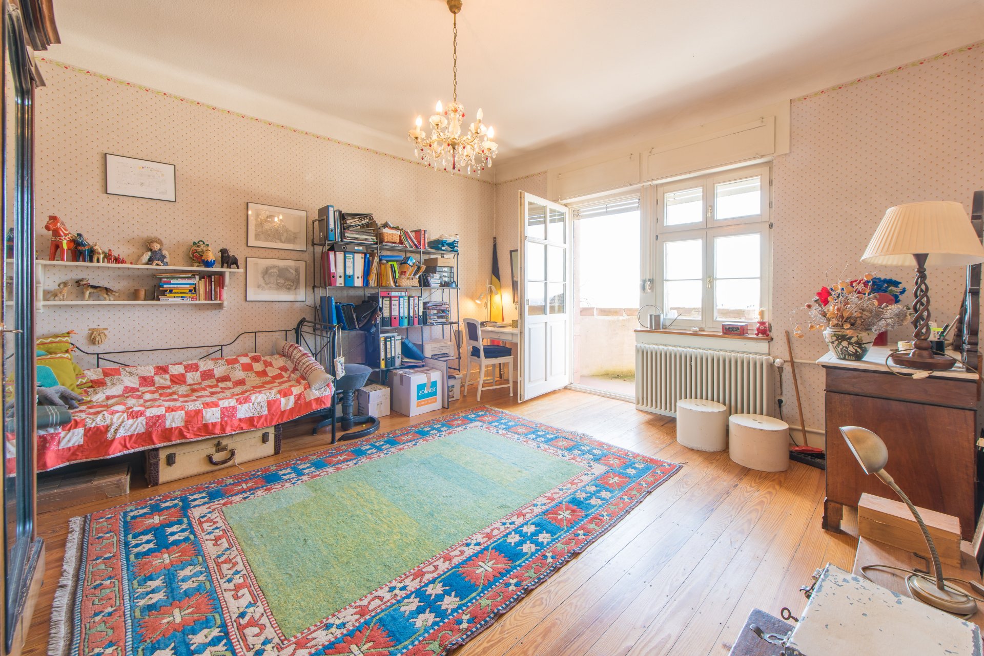 Großes Schlafzimmer mit Rheintalblick und halbrundem Balkon - Oliver Reifferscheid - Immobilienmakler Darmstadt