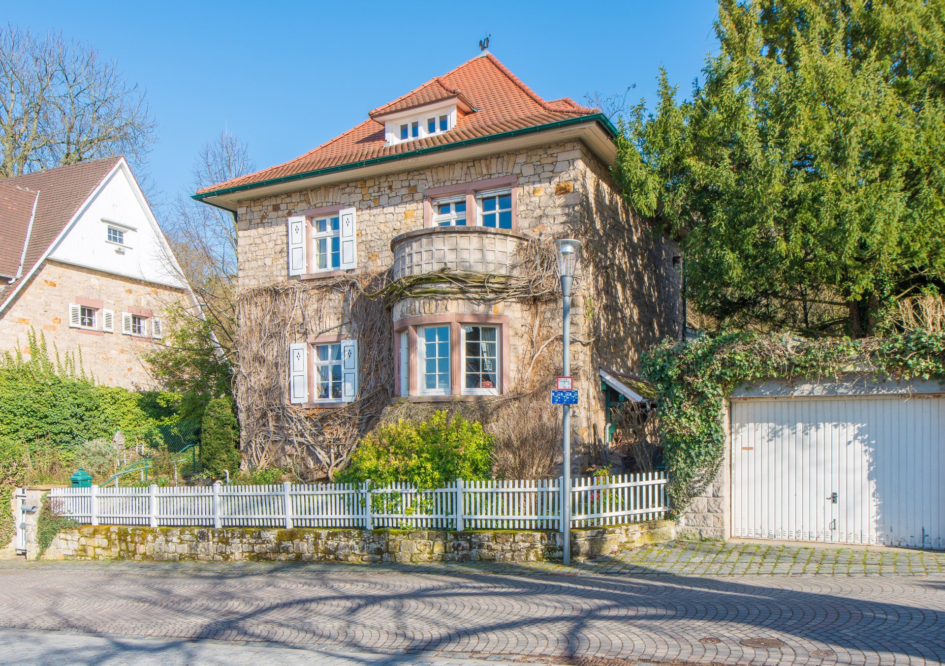 Wunderschöne Sandsteinfassade und Sandsteinmauer - Oliver Reifferscheid - Immobilienmakler Darmstadt