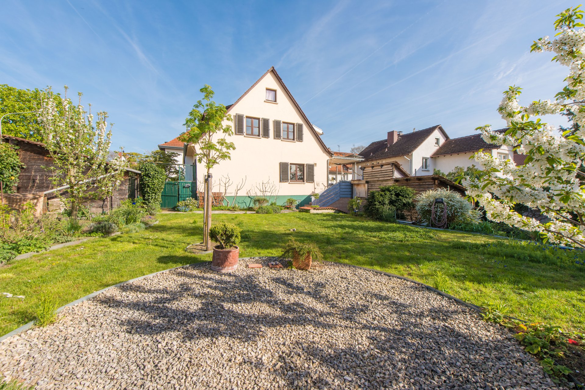 Großer, ebener Südwestgarten - Oliver Reifferscheid - Immobilienmakler Darmstadt