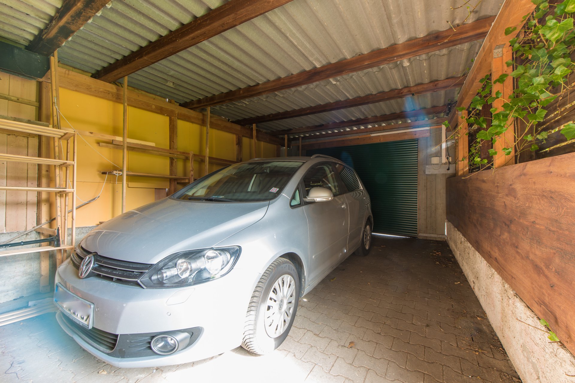 Fast geschlossener Carport - Oliver Reifferscheid - Immobilienmakler Darmstadt