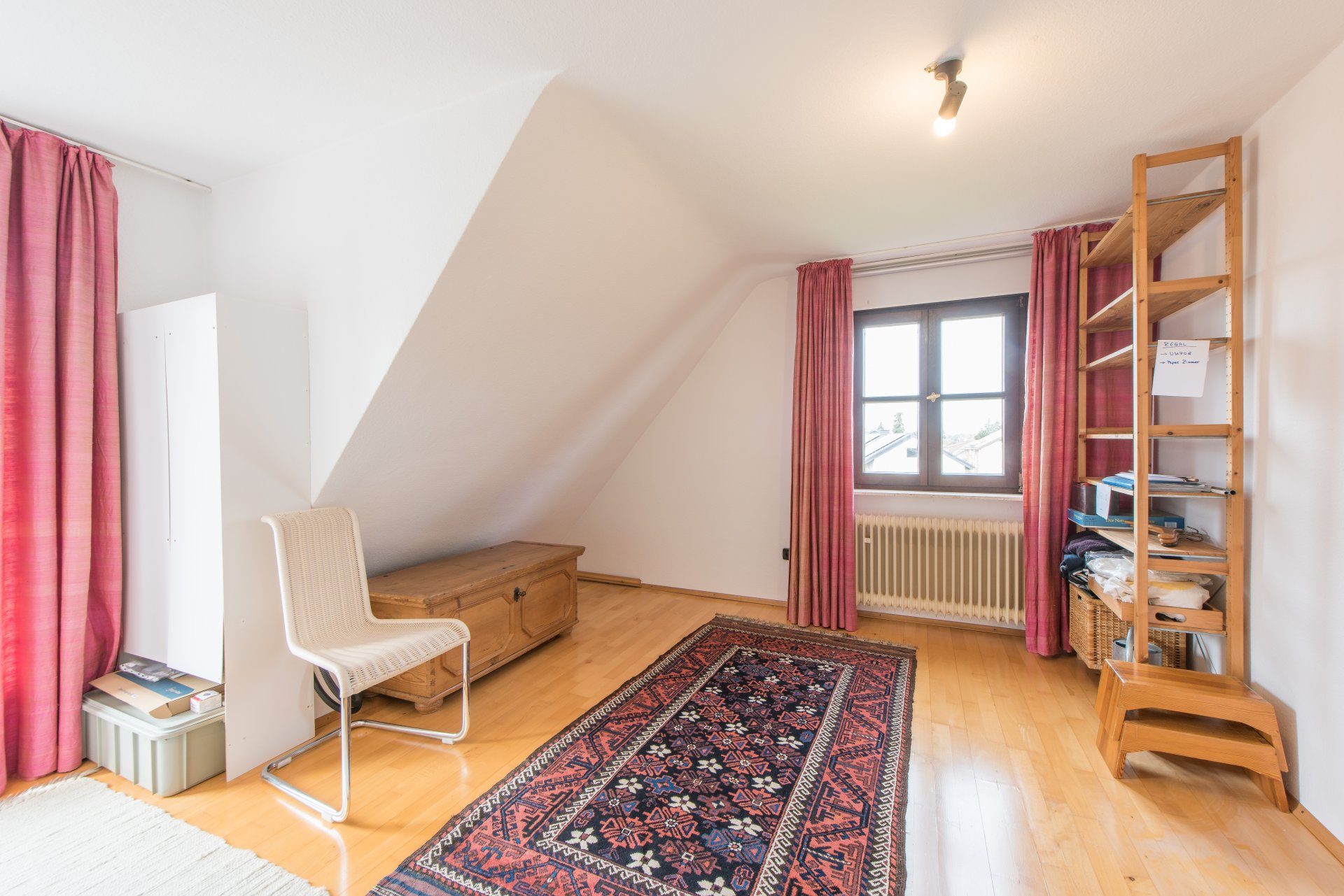 Kinderzimmer 2 mit Balkon - Oliver Reifferscheid - Immobilienmakler Darmstadt