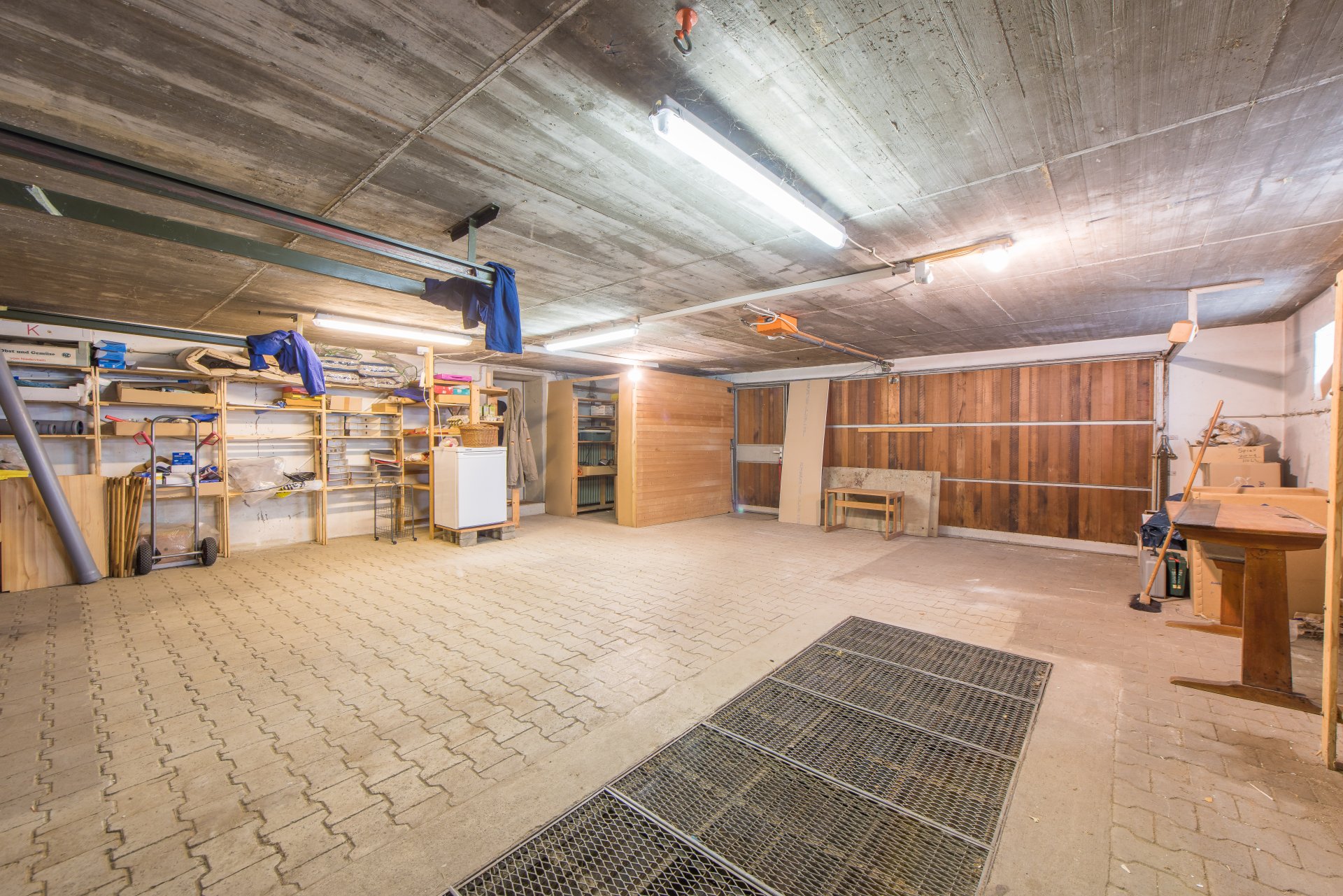 Riesige Garage mit Autogrube - Oliver Reifferscheid - Immobilienmakler Darmstadt