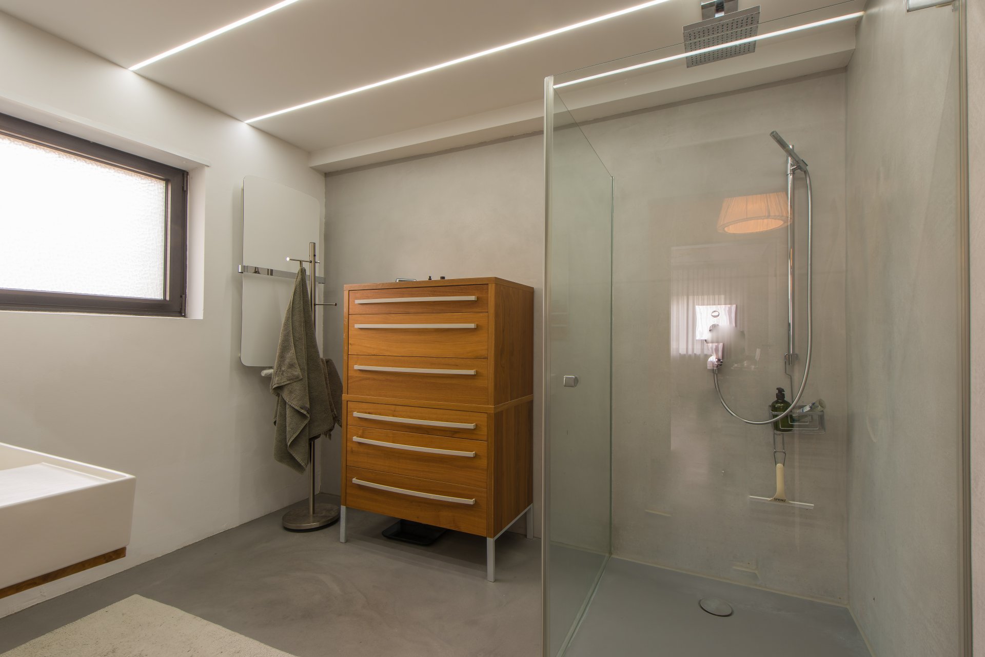 Deckengleich eingelassene LED Streifen - Oliver Reifferscheid - Immobilienmakler Darmstadt