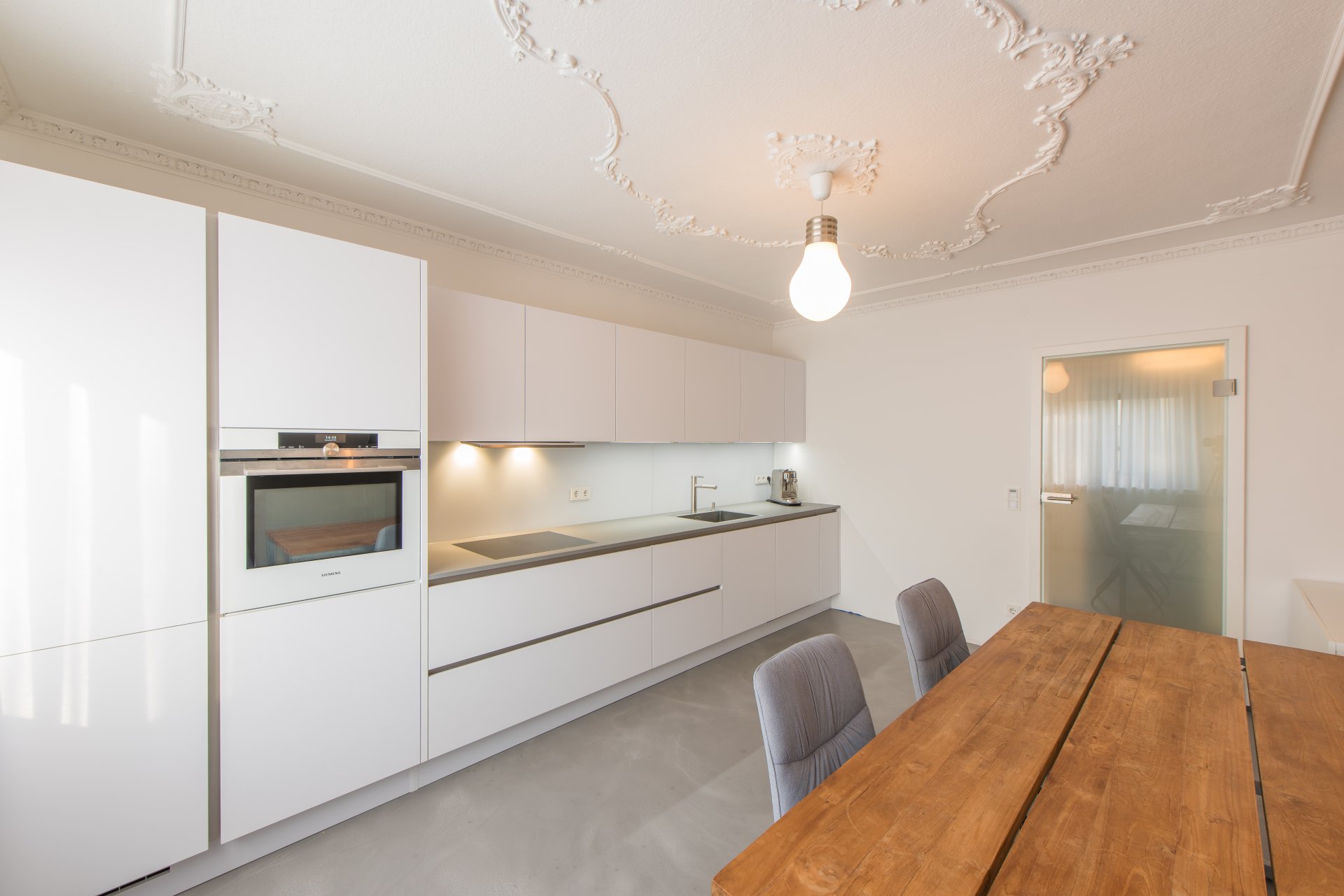 Grifflose Designküche mit originalem Deckenstuck - Oliver Reifferscheid - Immobilienmakler Darmstadt