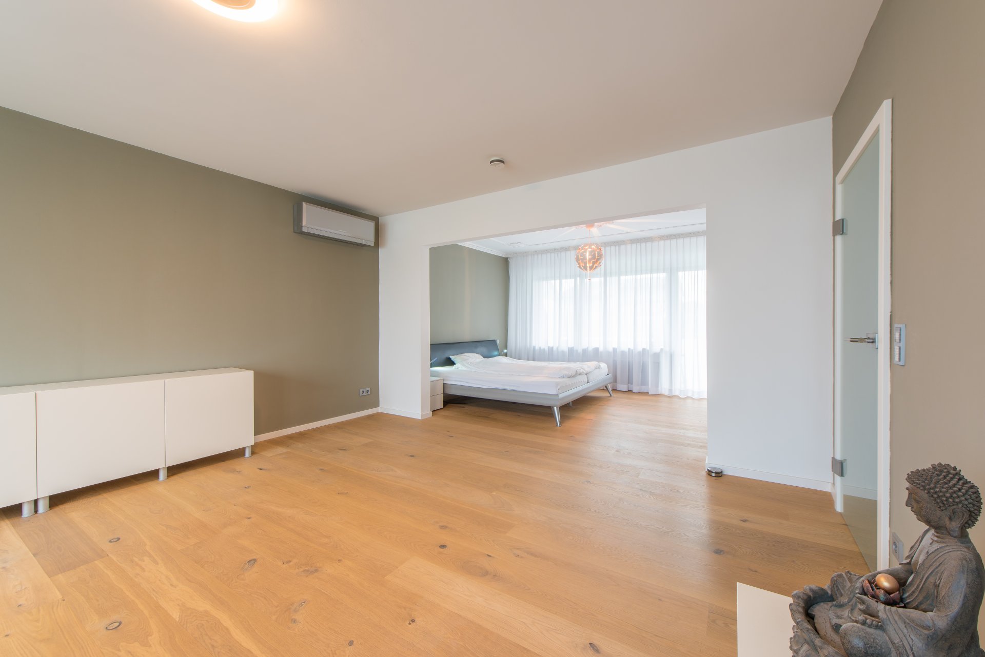 Offen Wohnen und Essen. Der Raum wird derzeit als Schlafzimmer und Trainingsraum genutzt - Oliver Reifferscheid - Immobilienmakler Darmstadt