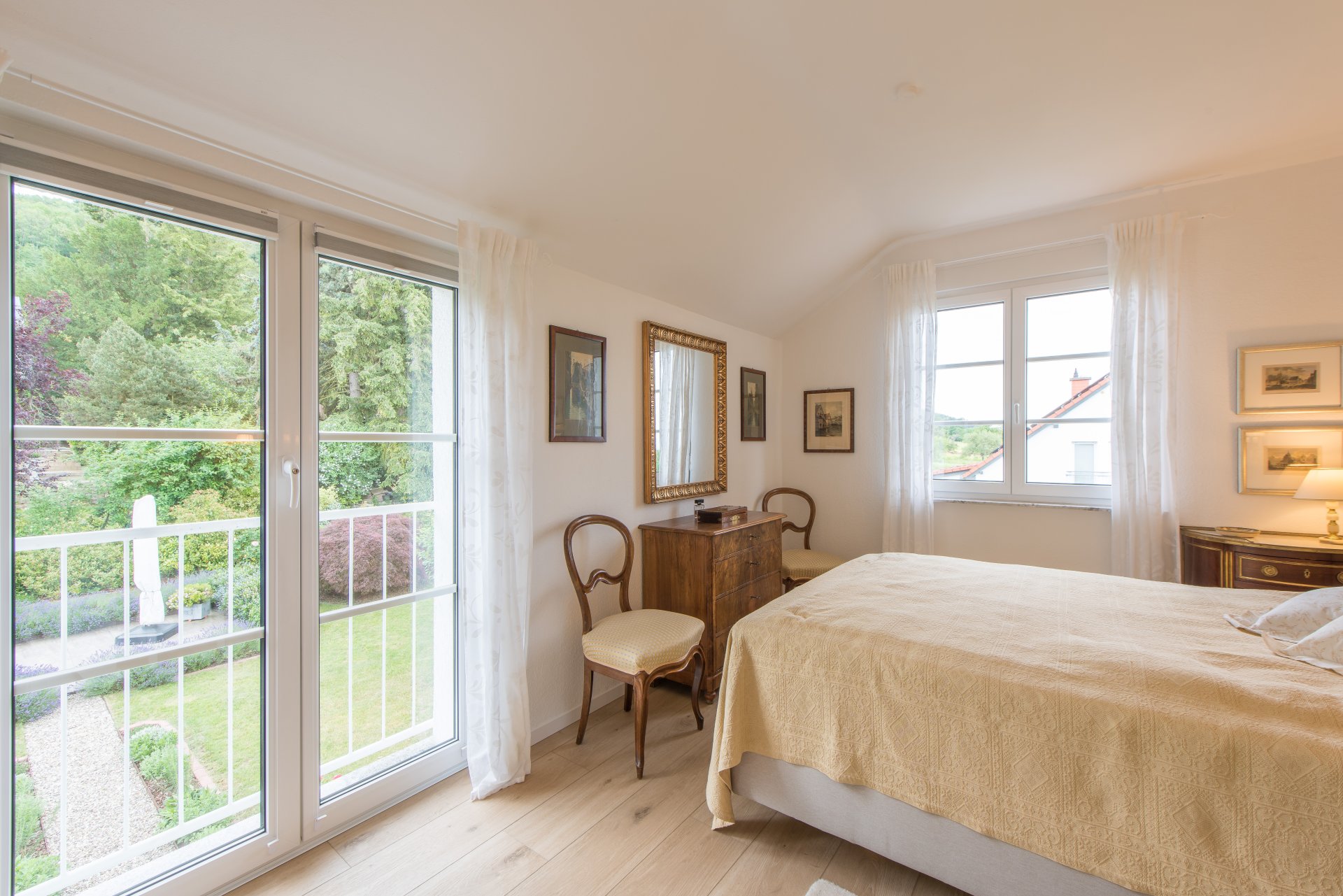 Elternschlafzimmer mit doeppelflügligen, bodentiefen Fenstertüren zum Garten - Oliver Reifferscheid - Immobilienmakler Darmstadt