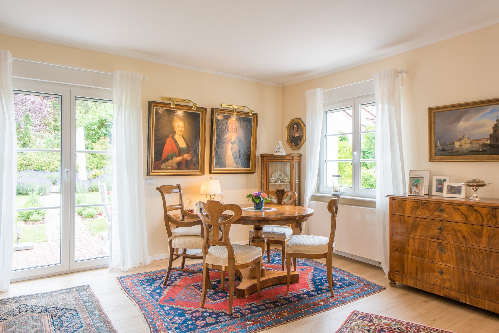 Doppelflüglige, bodentiefe Fenstertür zum Garten und zu den Gartenterrassen - Oliver Reifferscheid - Immobilienmakler Darmstadt