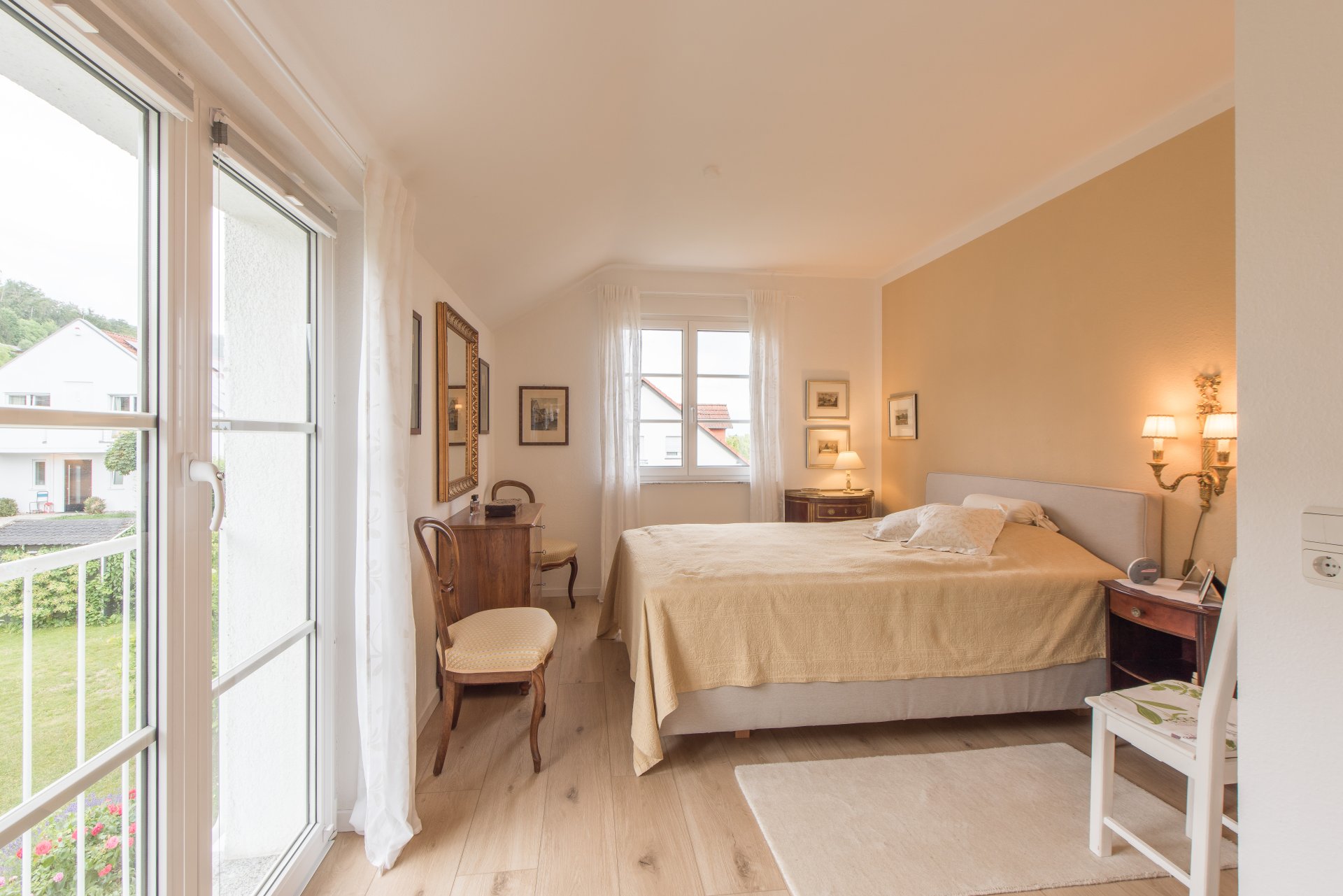 Das Schlafzimmer hat keine Schränke, da eine Ankleide mit Einbauschränken ensuite vorhanden ist - Oliver Reifferscheid - Immobilienmakler Darmstadt