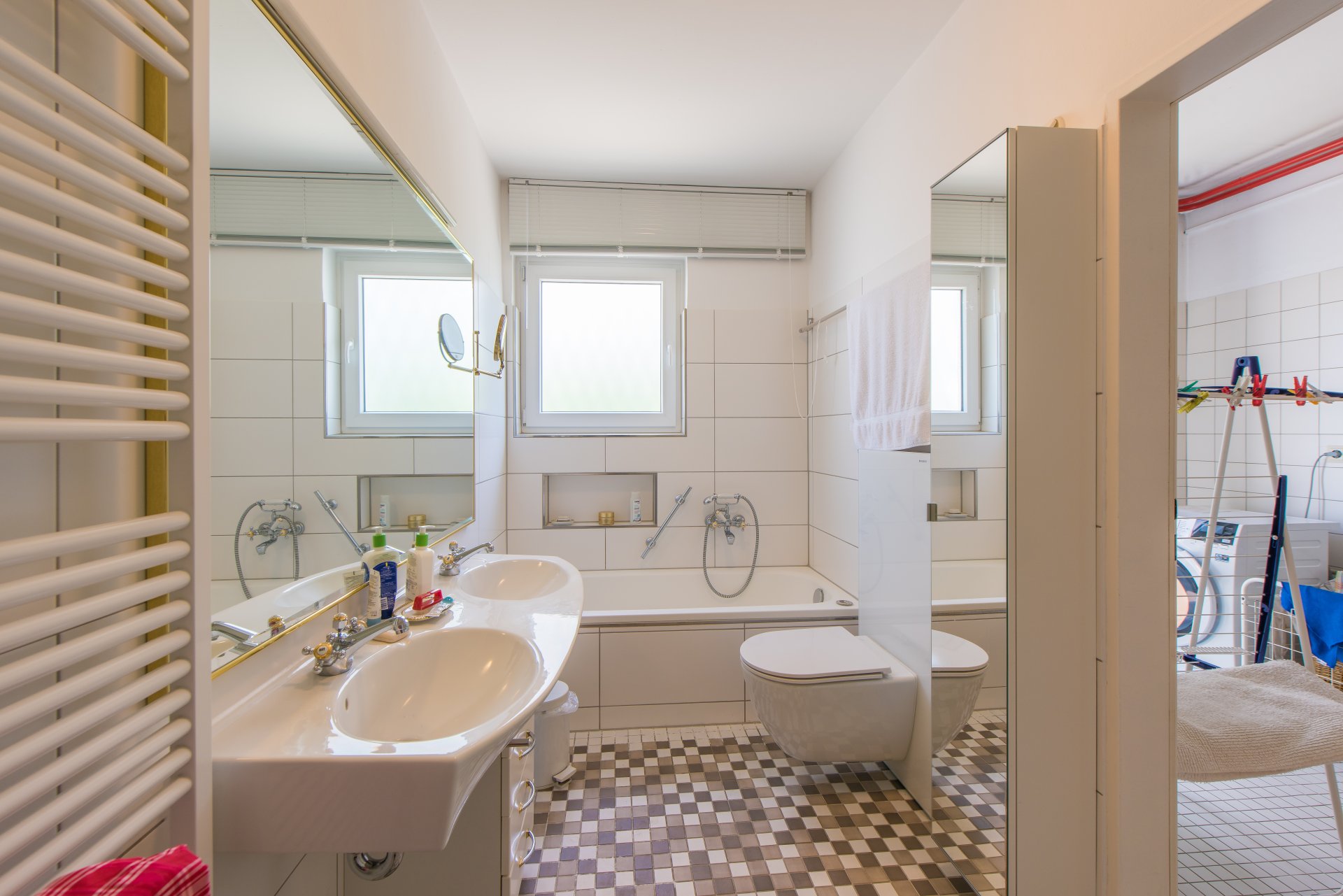 Hauptbad direkt neben dem Hauptschlafzimmer. Direkter Zugang vom Tageslichtbad in den Hauswirtschaftsraum - Oliver Reifferscheid - Immobilienmakler Darmstadt