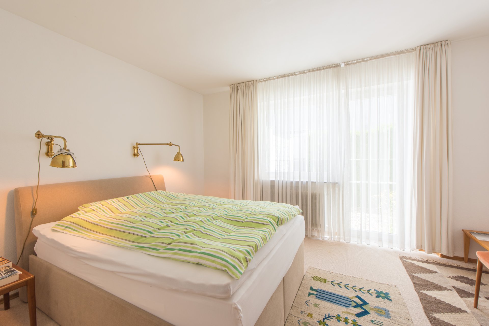 Schlafzimmer mit Rollläden und Zugang zu einer eigenen Terrasse. Gesichert über verschießbare Gitter - Oliver Reifferscheid - Immobilienmakler Darmstadt