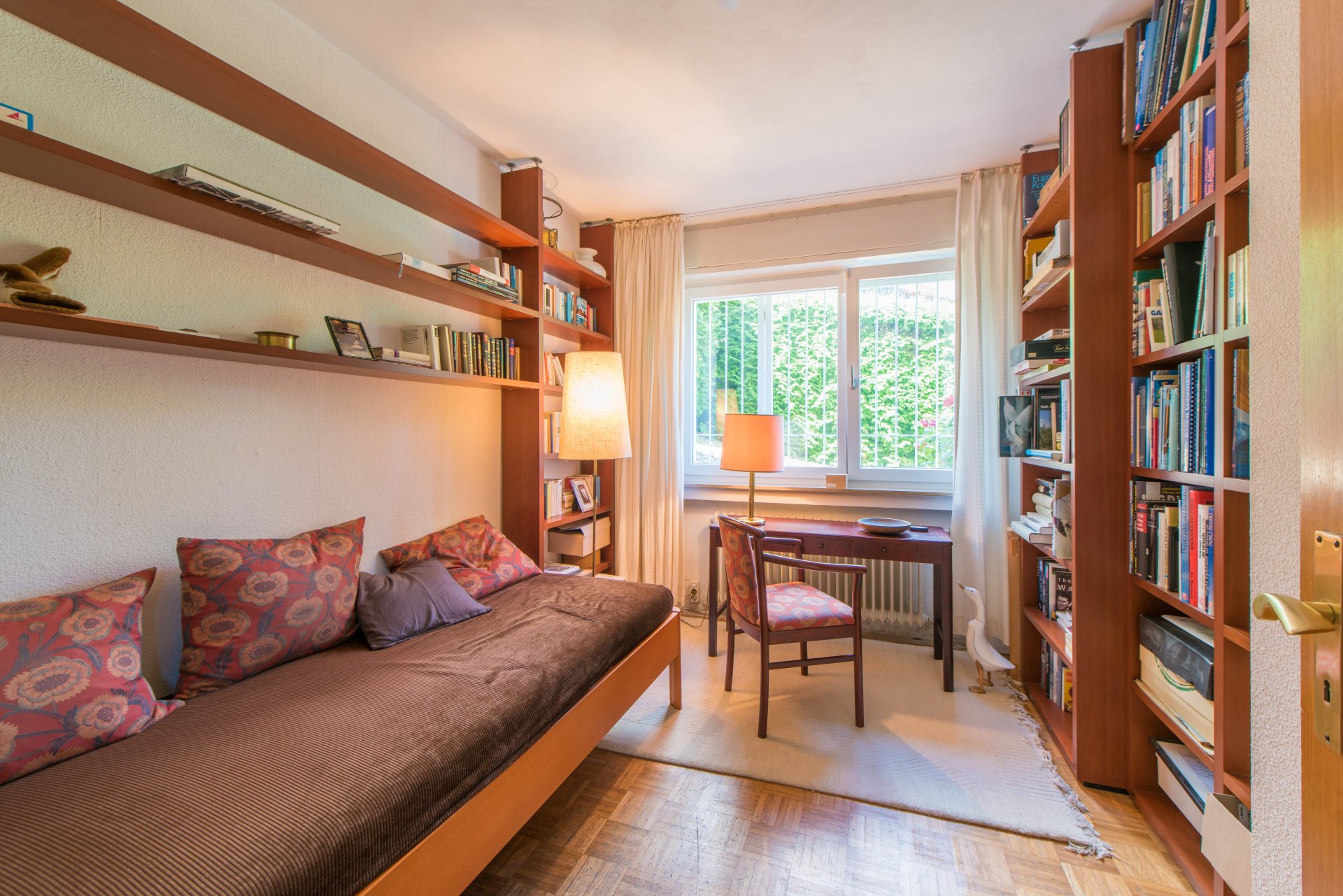 Kinderzimmer 1 mit Vollholzparkett Eiche.  - Oliver Reifferscheid - Immobilienmakler Darmstadt