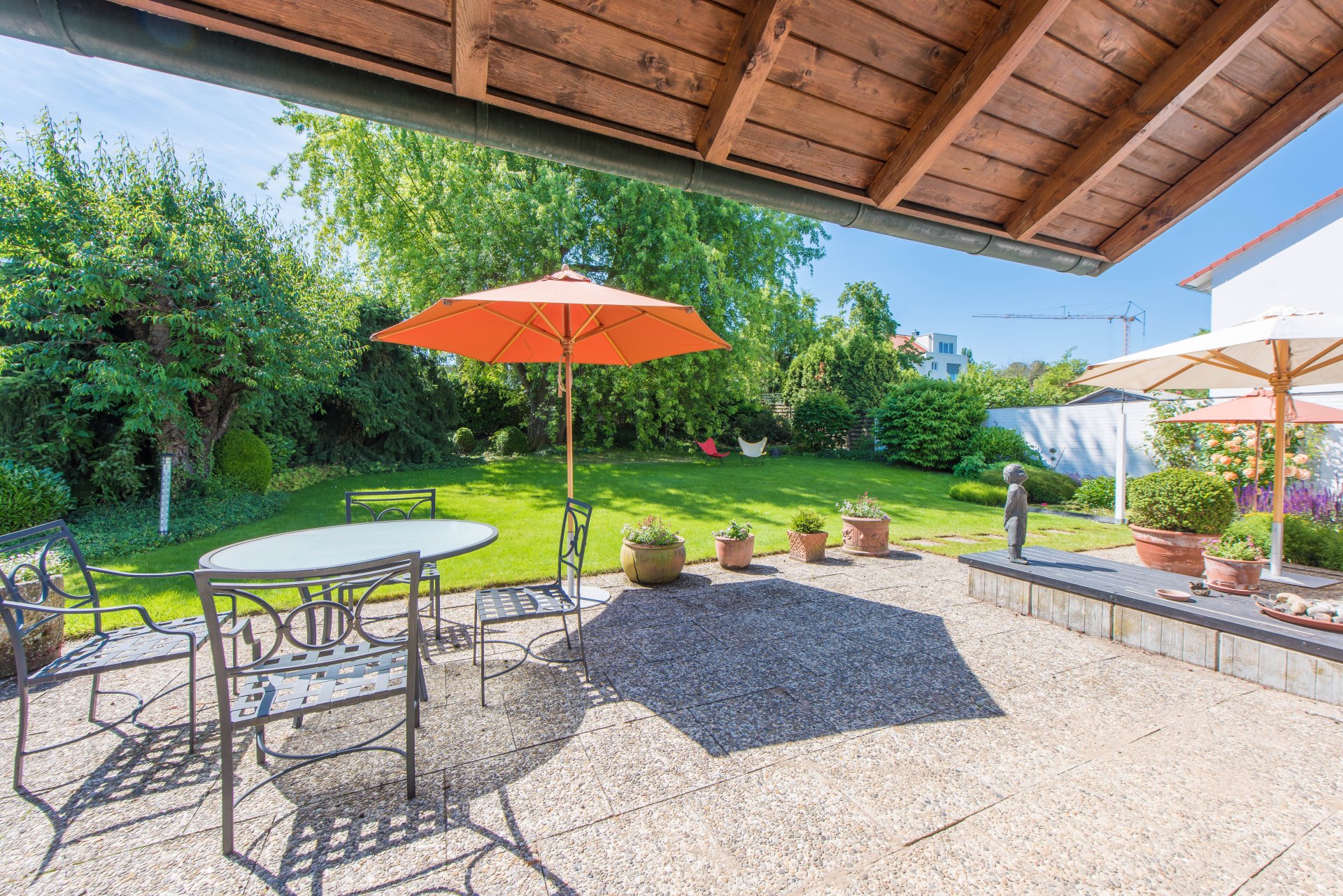Überdachte, ebene Terrasse mit Blick in den ganzen Garten - Oliver Reifferscheid - Immobilienmakler Darmstadt