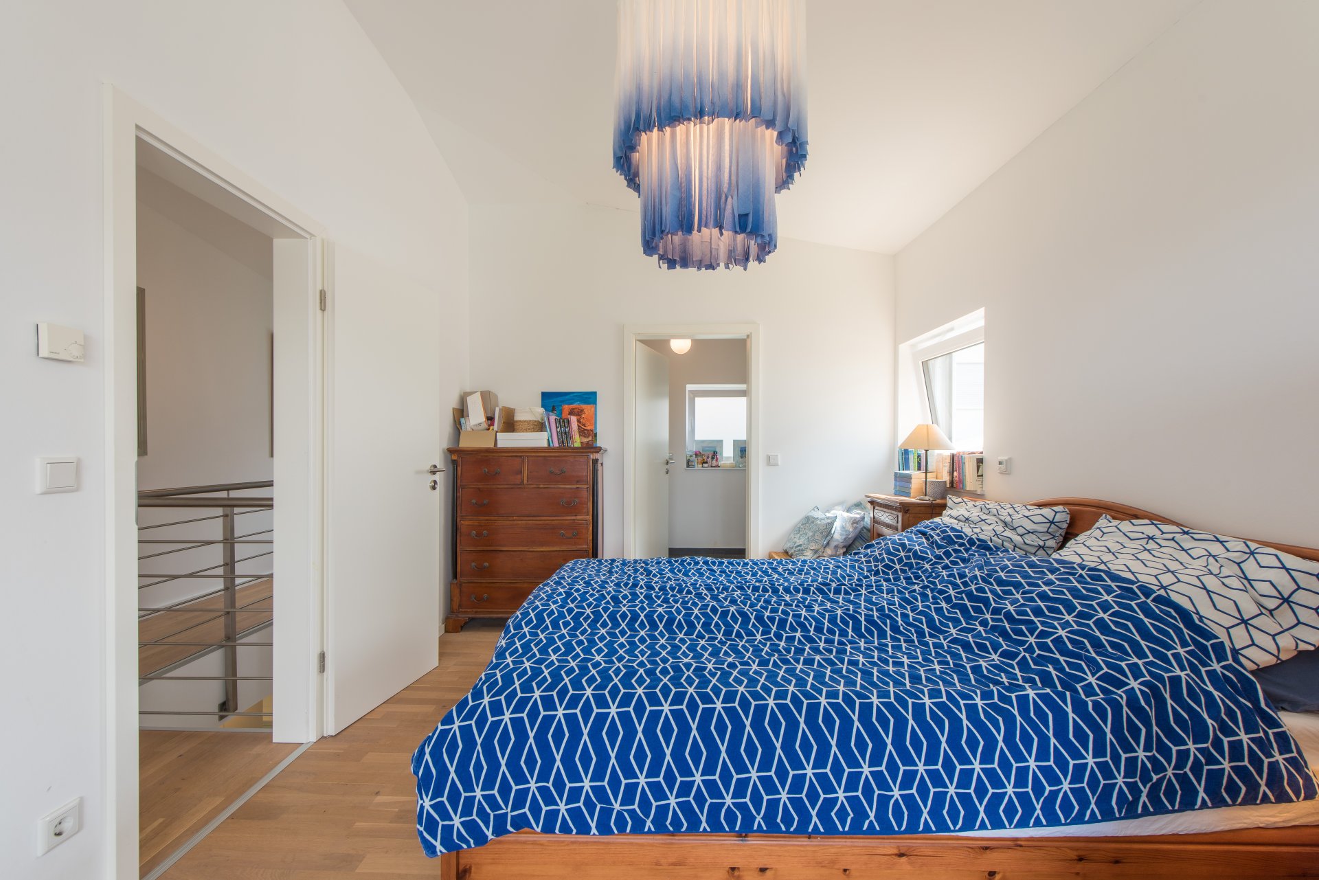Der Raum hat Überhöhe, da die Decke bis in die Dachschräge hinein geplant wurde (genauso wie in der Elternsuite) - Oliver Reifferscheid - Immobilienmakler Darmstadt