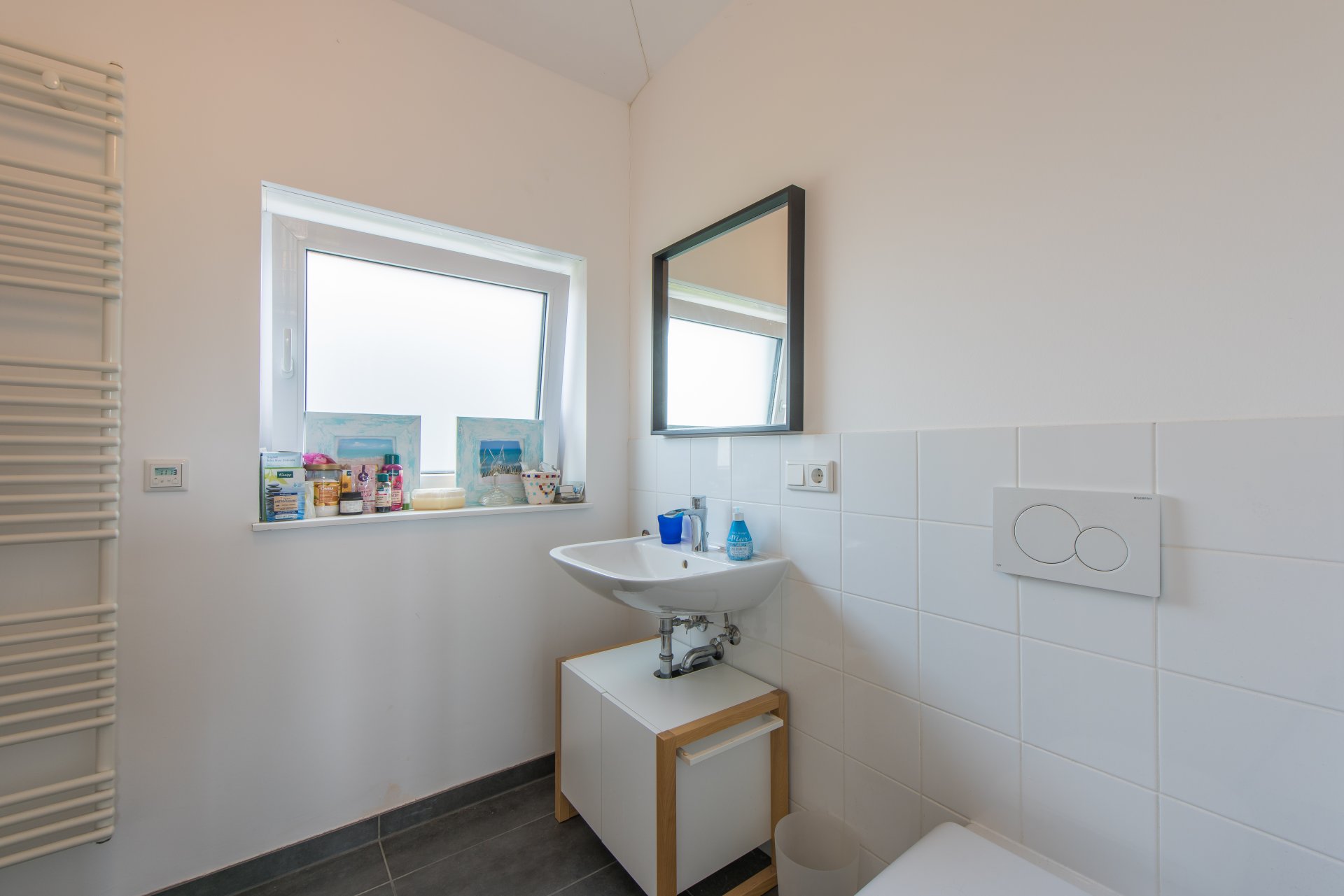 Badezimmer en suite mit Tageslicht, Waschtisch, WC und Badewanne - Oliver Reifferscheid - Immobilienmakler Darmstadt
