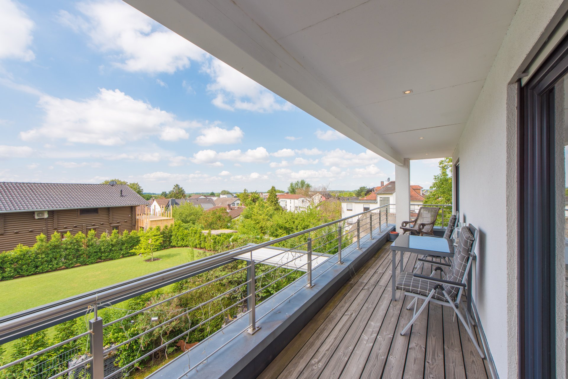 Hausbreiter, überdachter Balkon mit Blick in die Rheinebene - Oliver Reifferscheid - Immobilienmakler Darmstadt