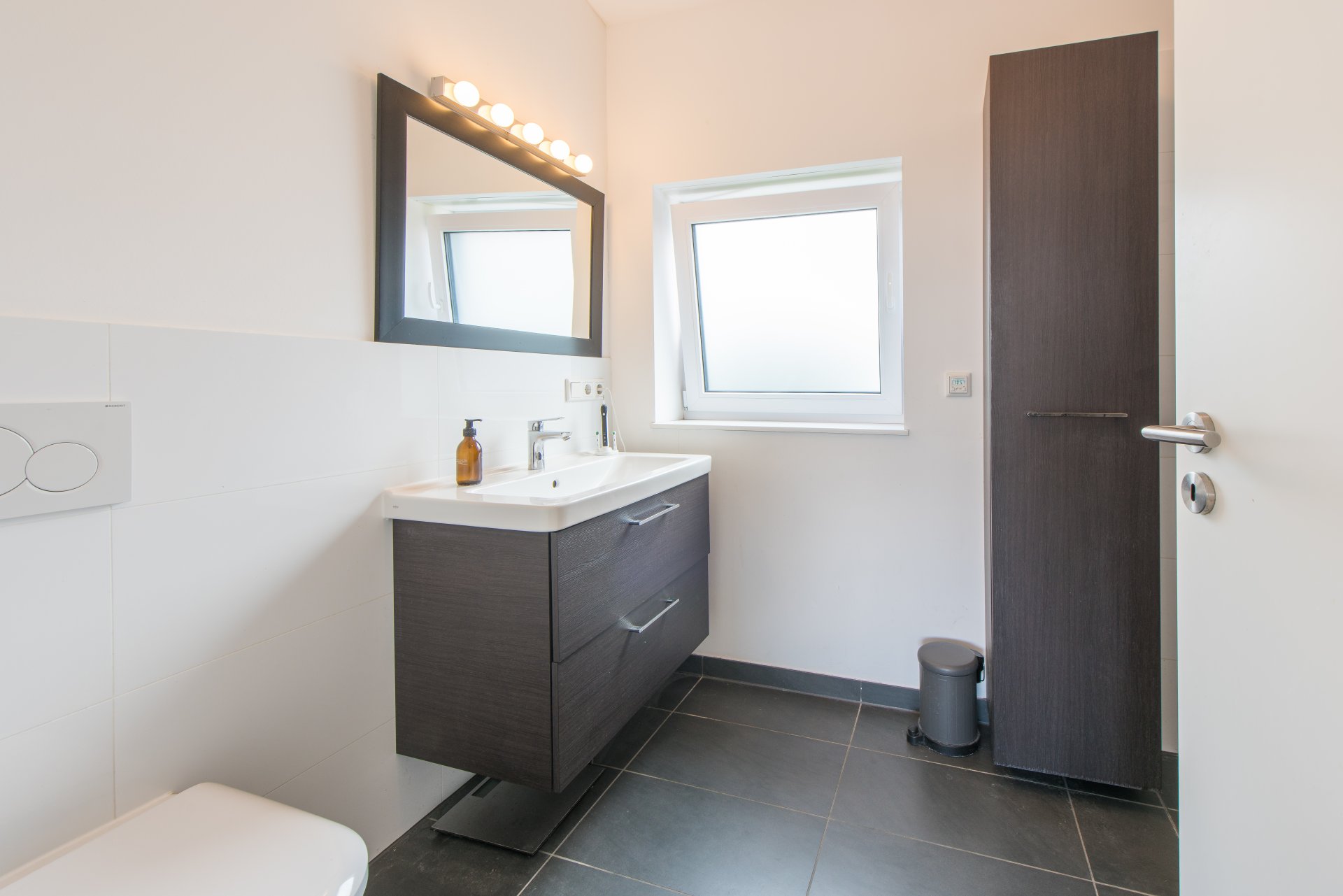 Waschtisch, Tageslicht und WC im Elternbad - Oliver Reifferscheid - Immobilienmakler Darmstadt