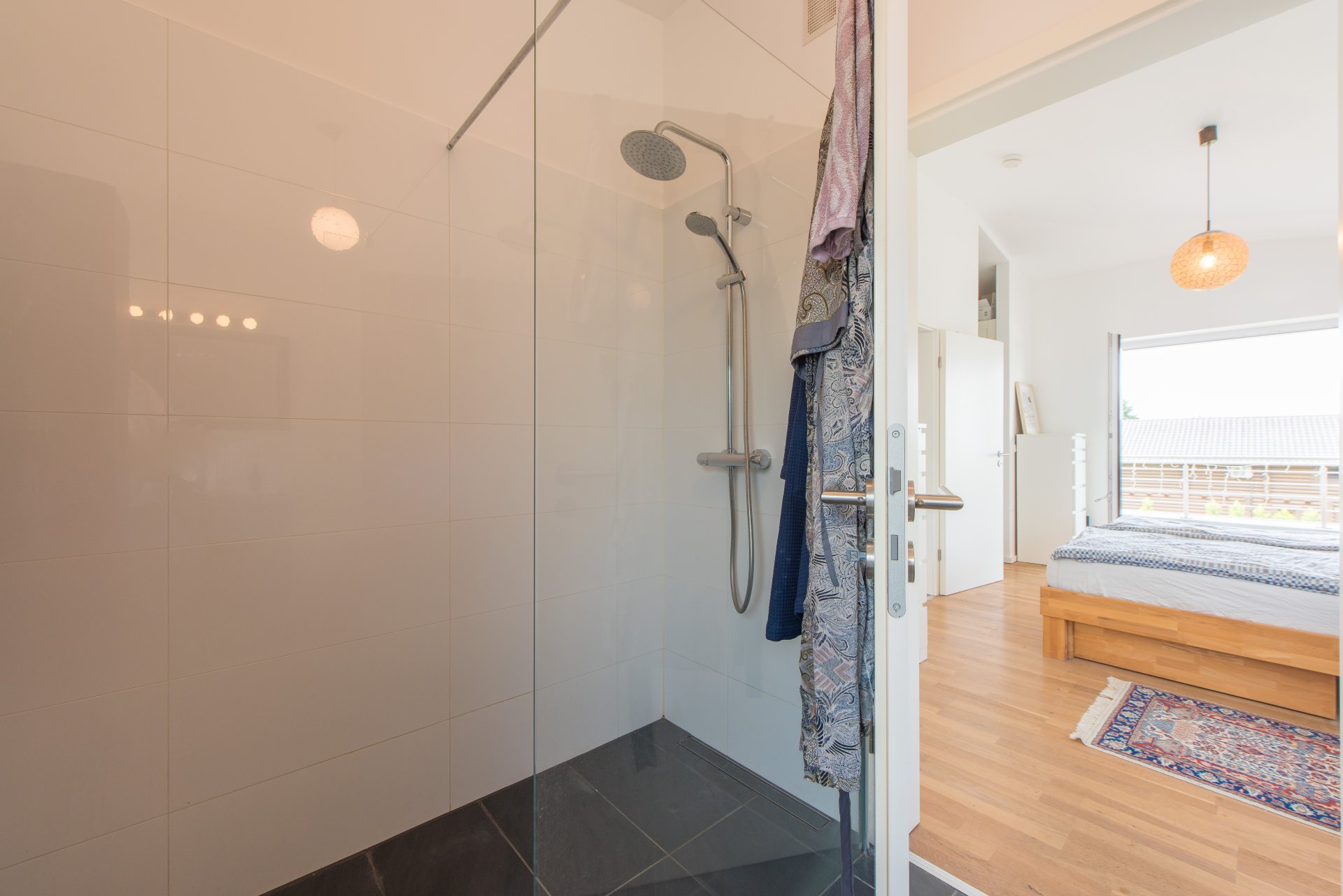 Bodengleiche Dusche in der Elternsuite - Oliver Reifferscheid - Immobilienmakler Darmstadt