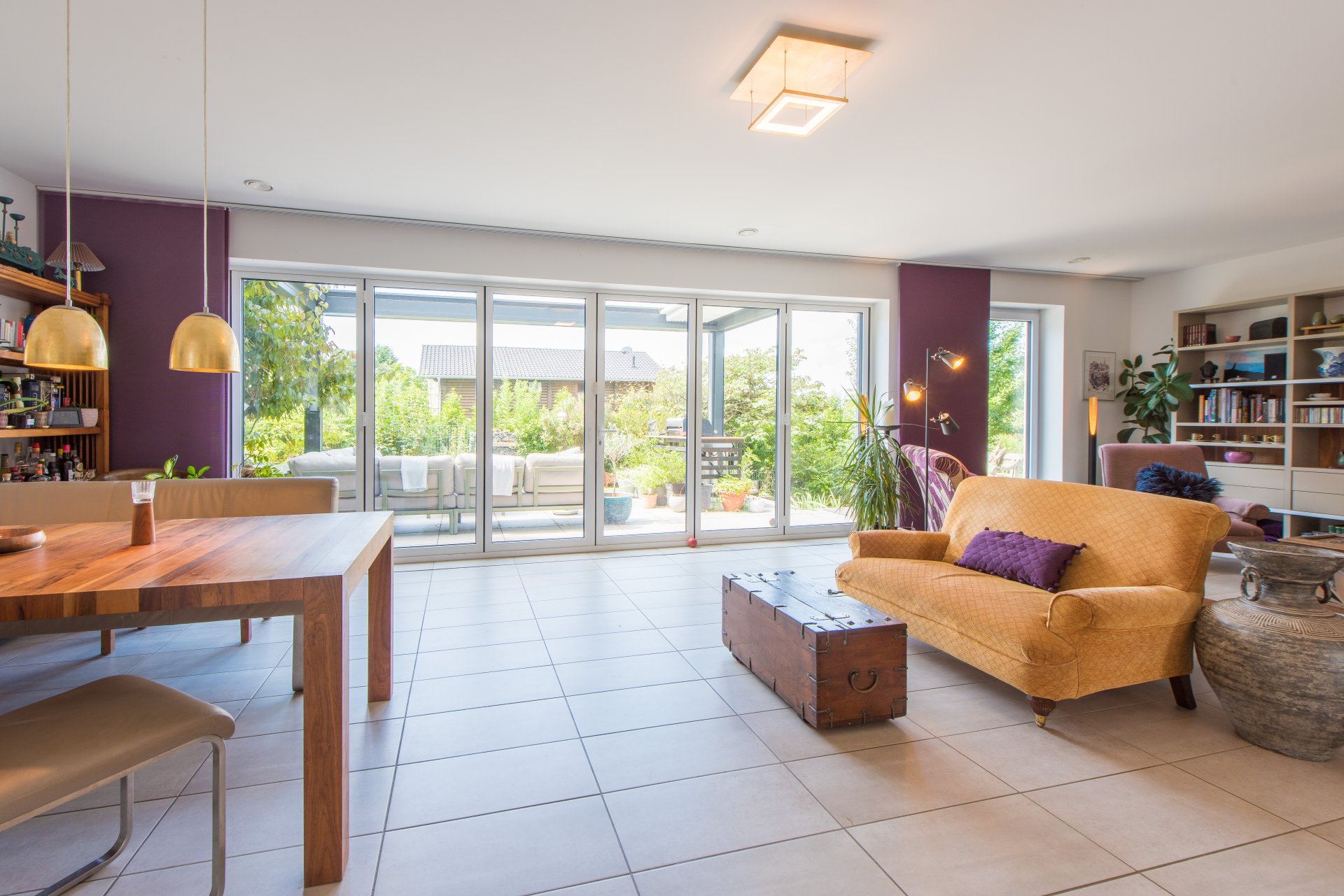 Glasfaltwand geschlossen, durch die bodentiefen Fenstertürelemente ist der Raum Sommer wie Winter sehr hell - Oliver Reifferscheid - Immobilienmakler Darmstadt