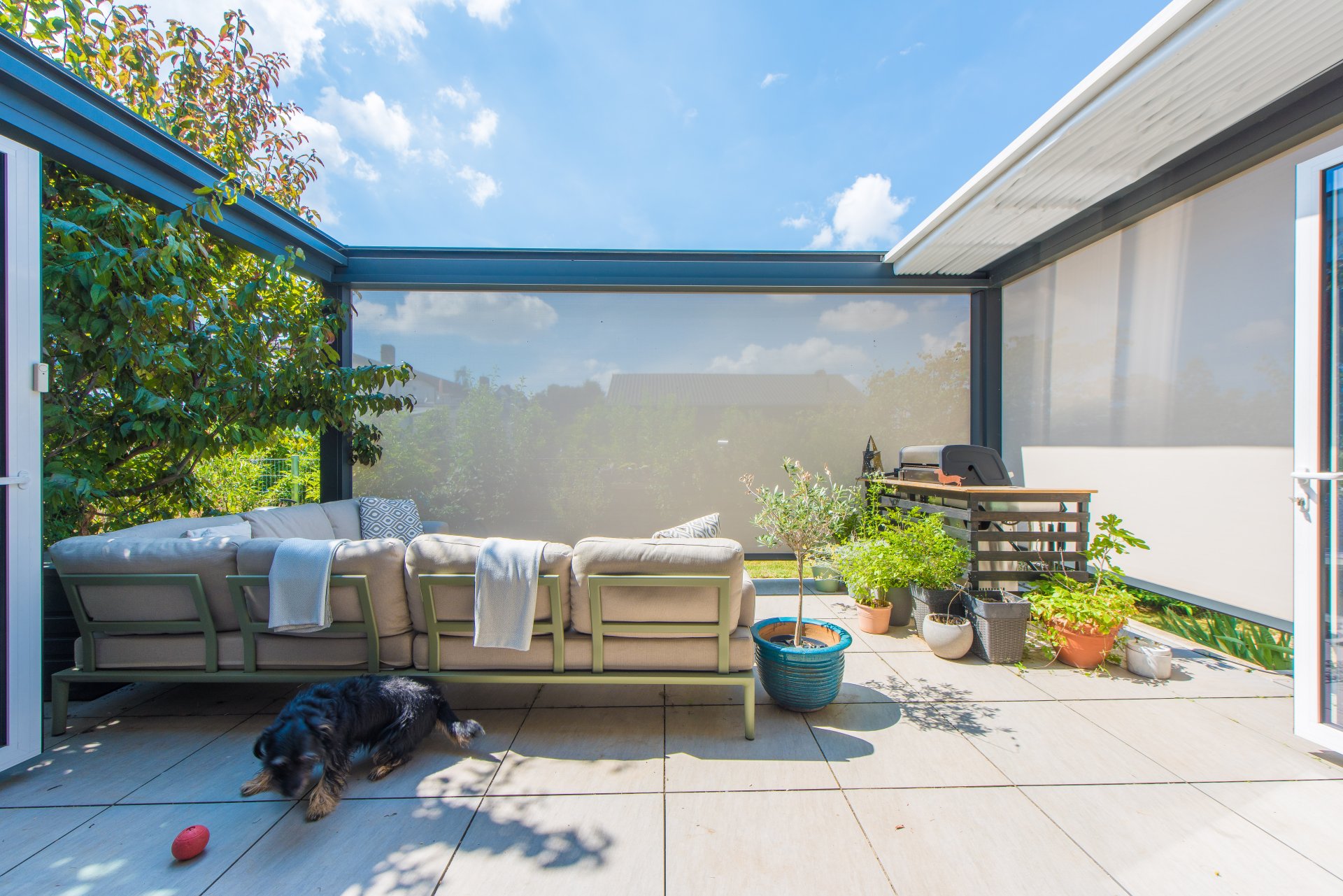 Die Pergola kann mit 2 horizontalen und 1 senkrechten Markise elektrisch verdunkelt werden. Fast wie ein 8. Zimmer für das Haus - Oliver Reifferscheid - Immobilienmakler Darmstadt