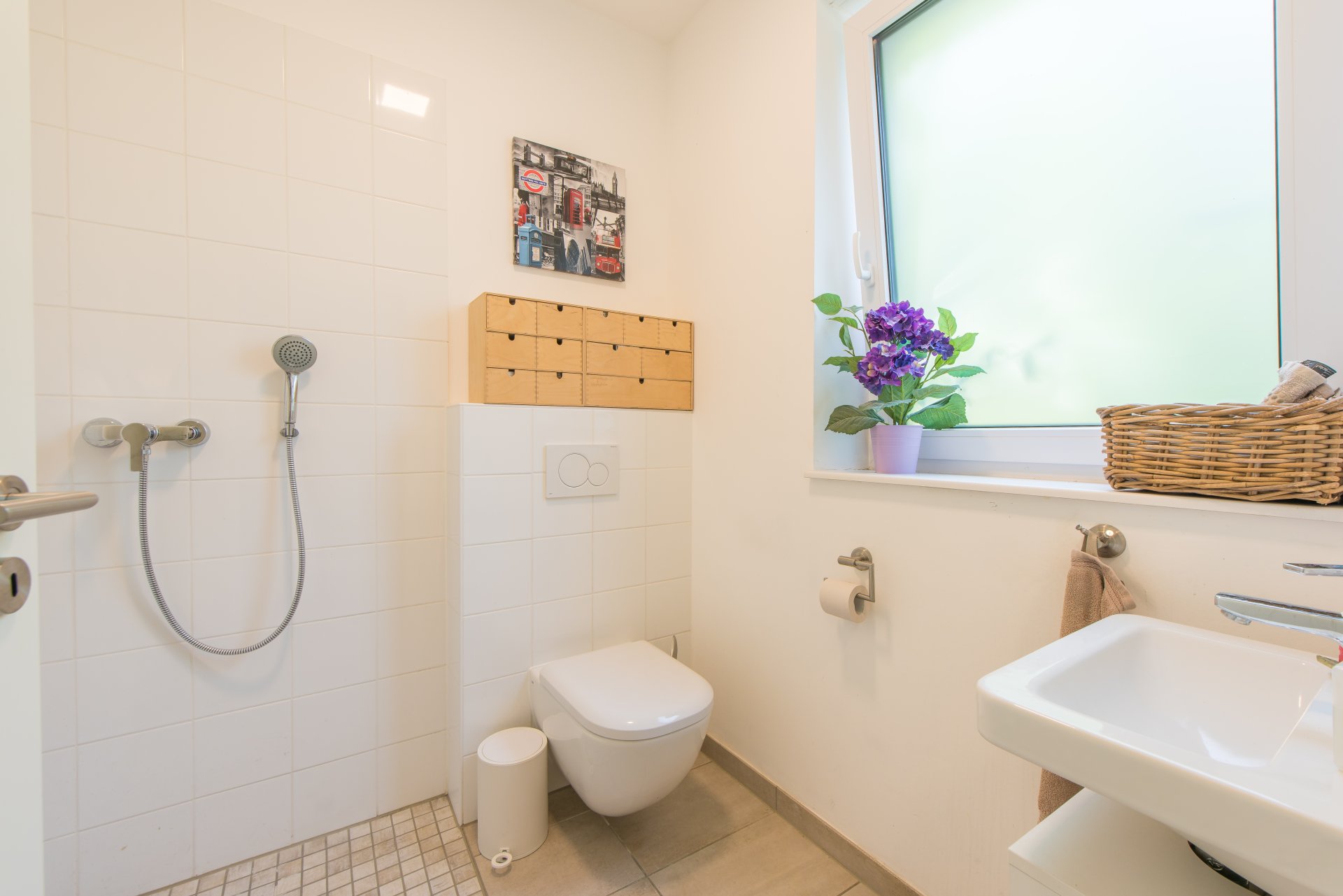 Gästebad mit bodengleicher Dusche, Waschbecken, Tageslicht und WC - Oliver Reifferscheid - Immobilienmakler Darmstadt