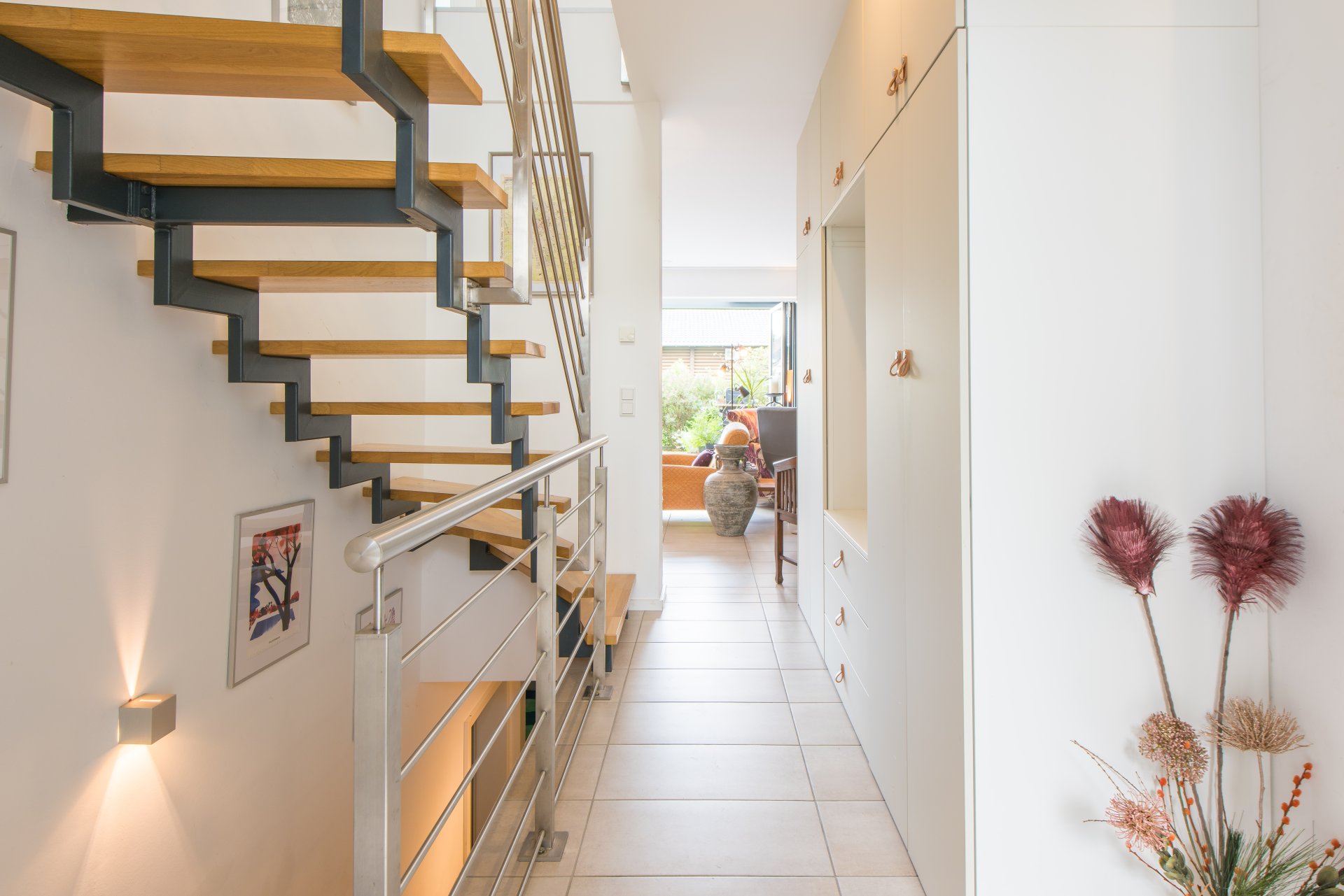 Offenes Treppenhaus mit Durchgang zum Wohn- Ess Kochraum - Oliver Reifferscheid - Immobilienmakler Darmstadt