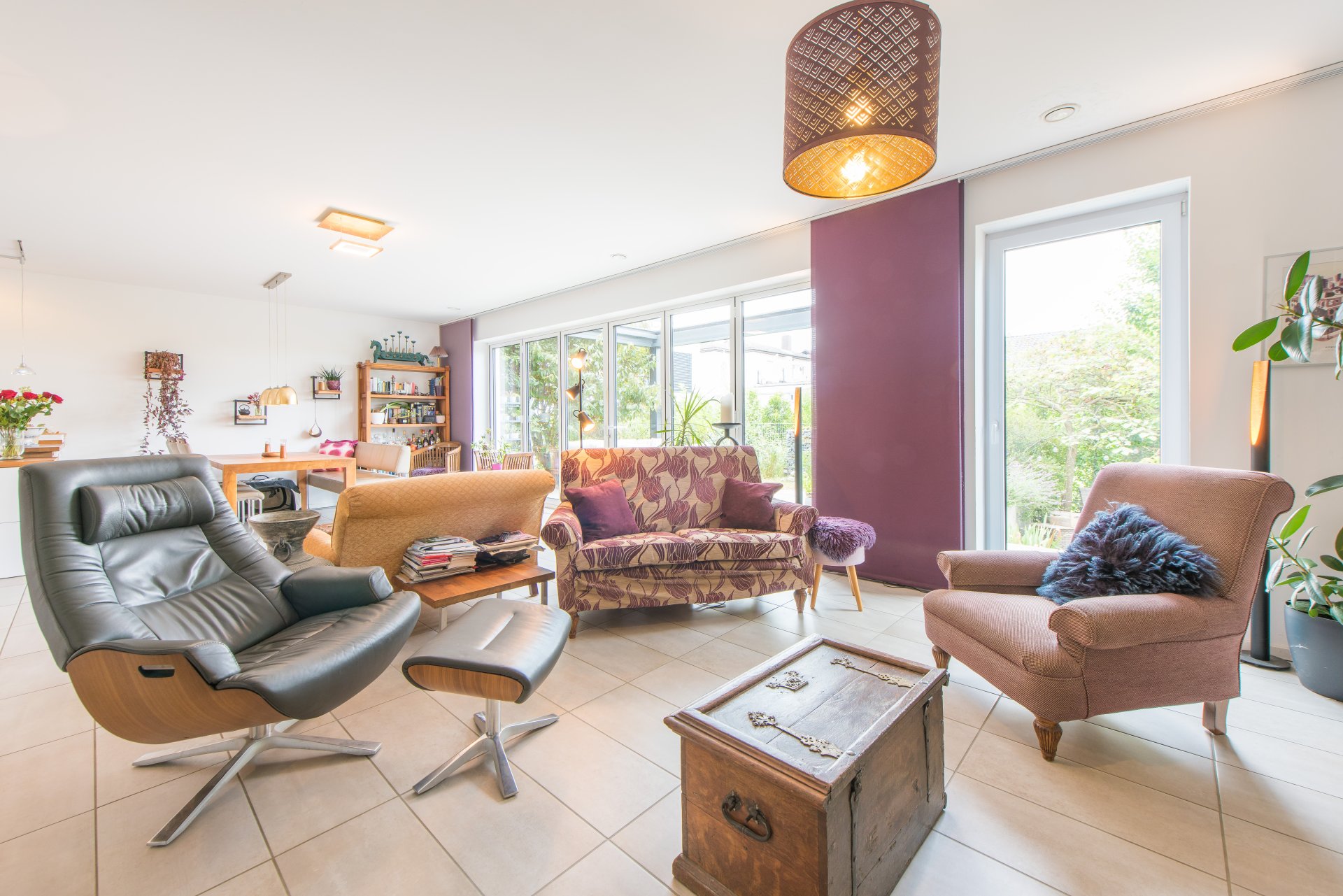 Wohnbereich mit einer weiteren bodentiefen Fenstertür zum Südgarten hin - Oliver Reifferscheid - Immobilienmakler Darmstadt