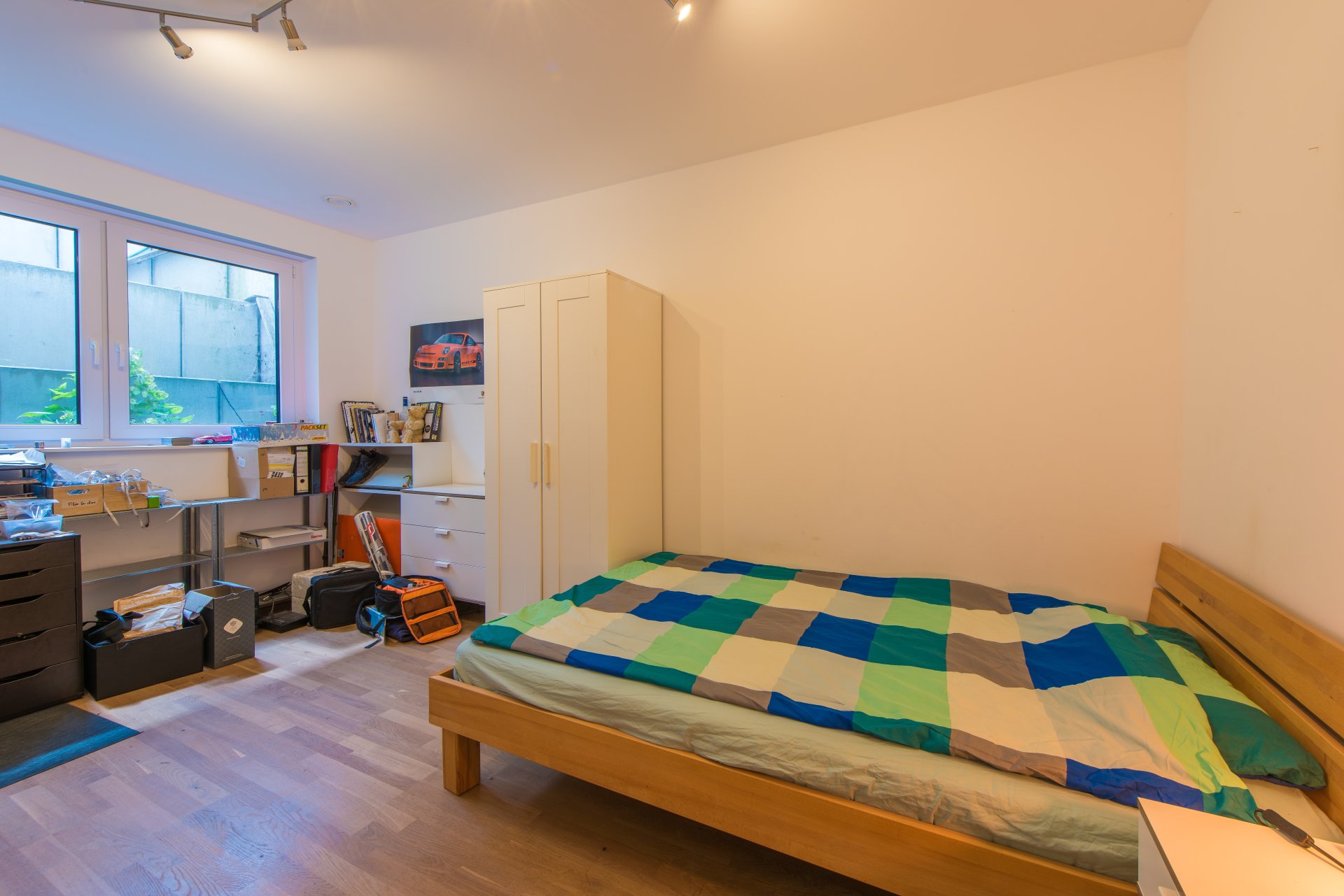 Schlafzimmer des Sohns mit Fußbodenheizung und Parkettboden - Oliver Reifferscheid - Immobilienmakler Darmstadt