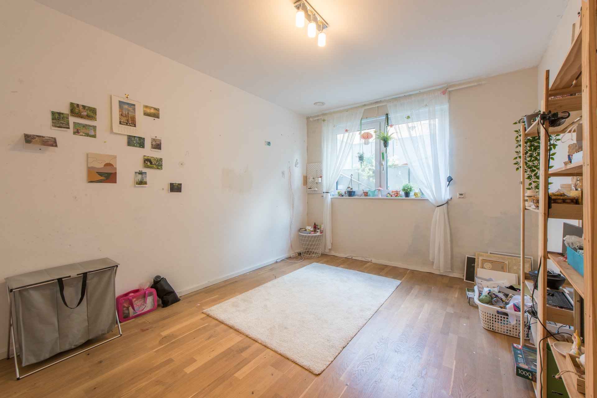 Schlafzimmer der Tochter im Untergeschoss mit großen abgekofferten Fensteröffnungen zum Garten hin - Oliver Reifferscheid - Immobilienmakler Darmstadt
