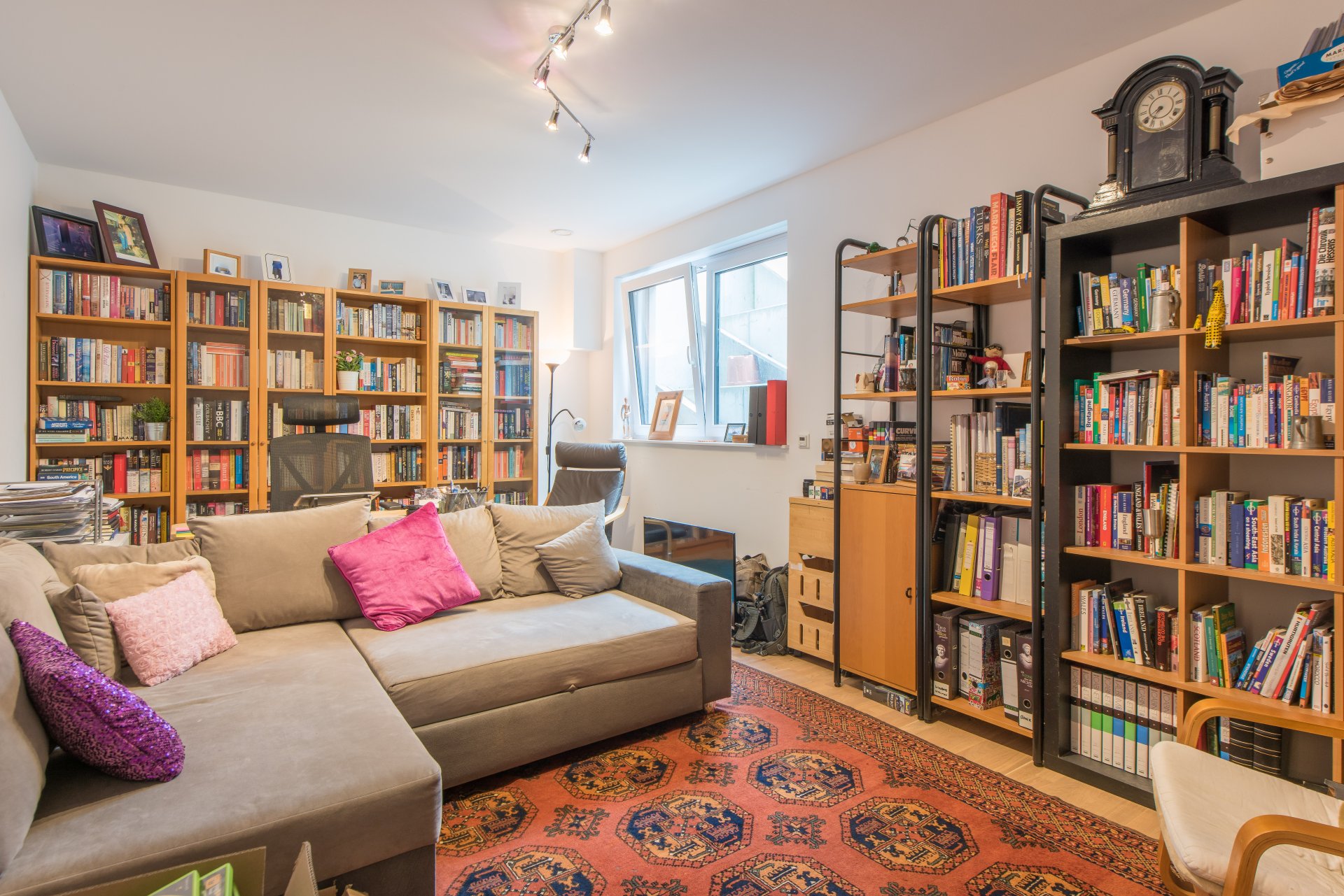 Homeoffice im Untergeschoss mit Parkett und Fußbodenheizung. Bemerkenswert hohe Decken in allen drei UG Zimmern - Oliver Reifferscheid - Immobilienmakler Darmstadt