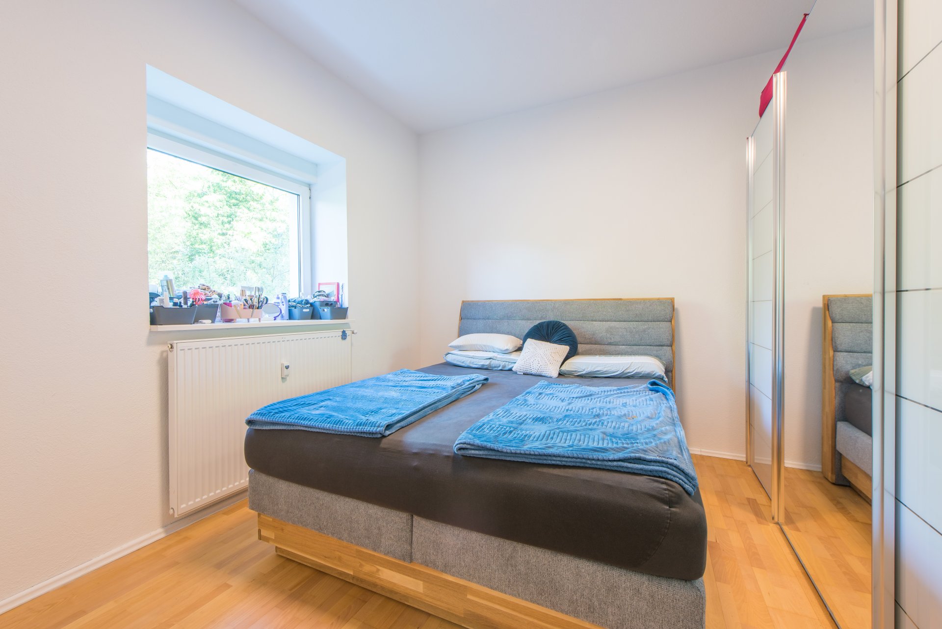Schlafzimmer mit Parkett zum Garten hin ausgerichtet - Oliver Reifferscheid - Immobilienmakler Darmstadt