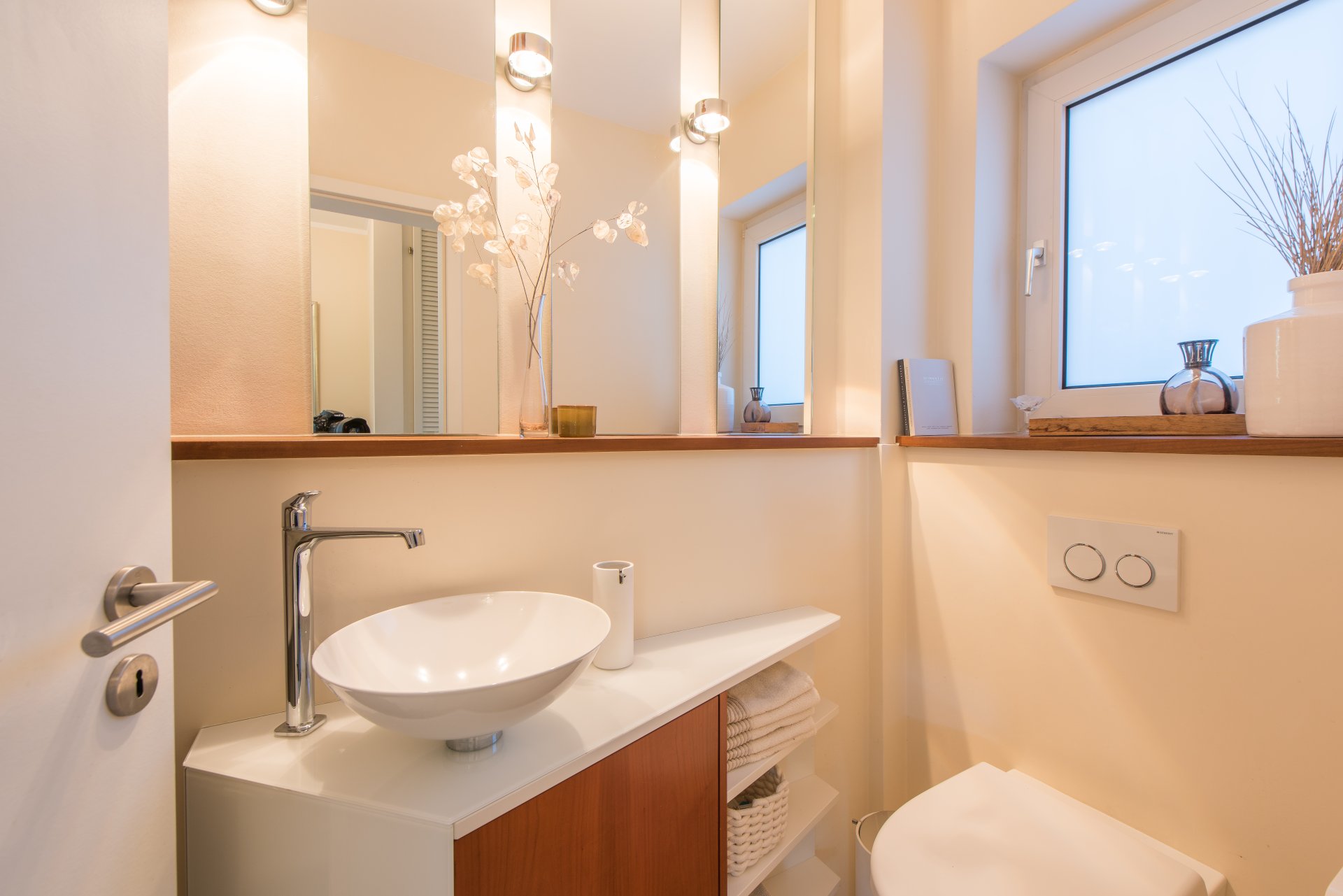Super schönes Gäste-WC mit großem Einbauschrank hinter der Tür - Oliver Reifferscheid - Immobilienmakler Darmstadt