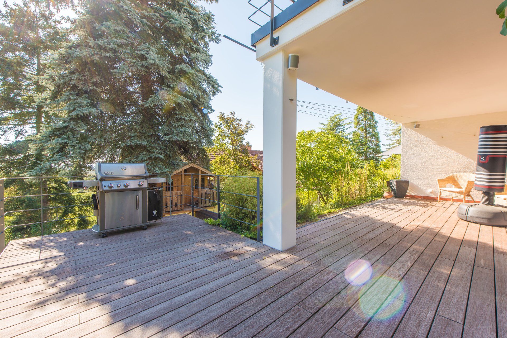 Überdachte Westterrasse mit Blick ins Grüne, hier ist am meisten Platz  - Oliver Reifferscheid - Immobilienmakler Darmstadt