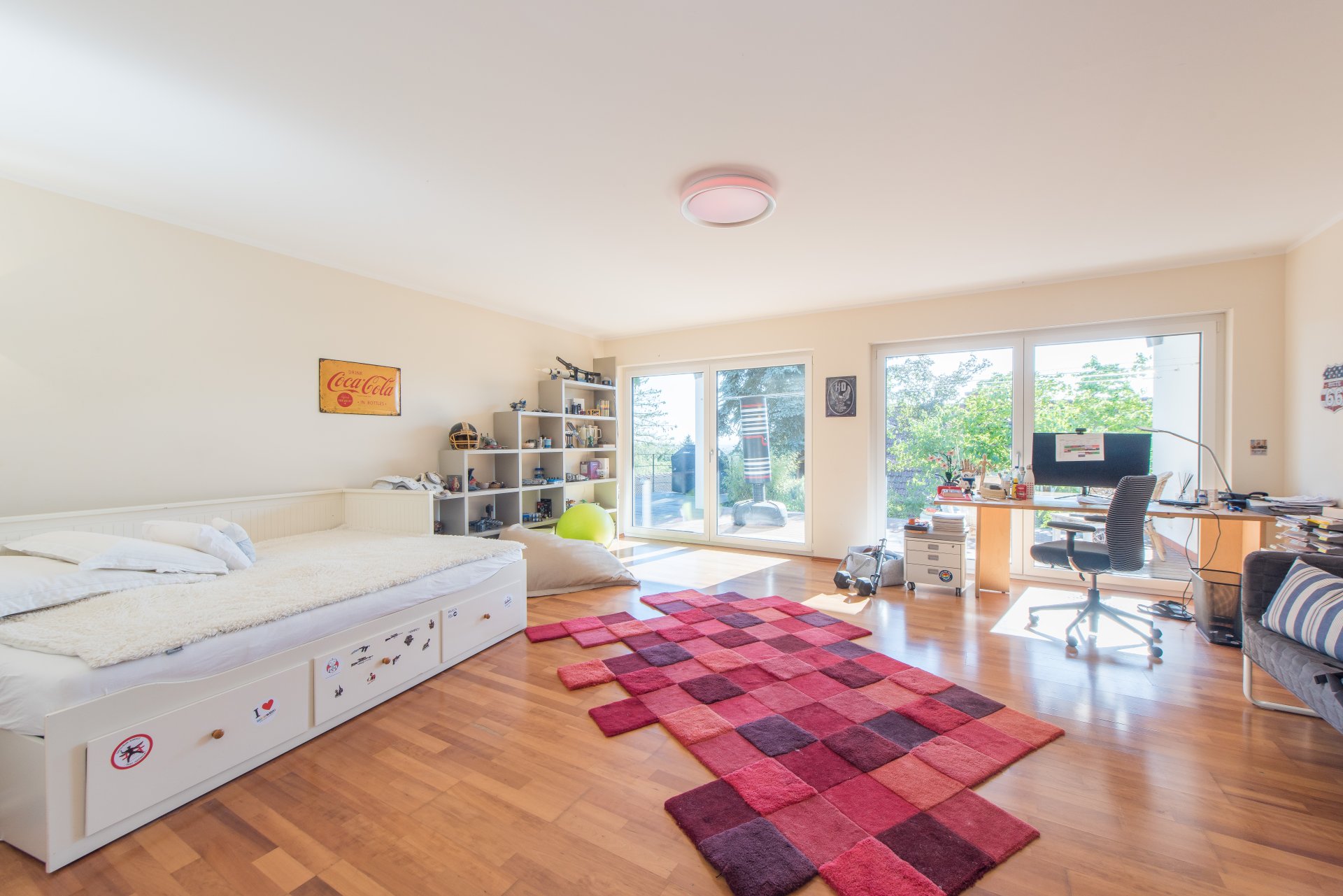 Sehr großes Jugendzimmer auf der Gartenebene. Der Raum könnte leicht in zwei Räume aufgeteilt werden - Oliver Reifferscheid - Immobilienmakler Darmstadt