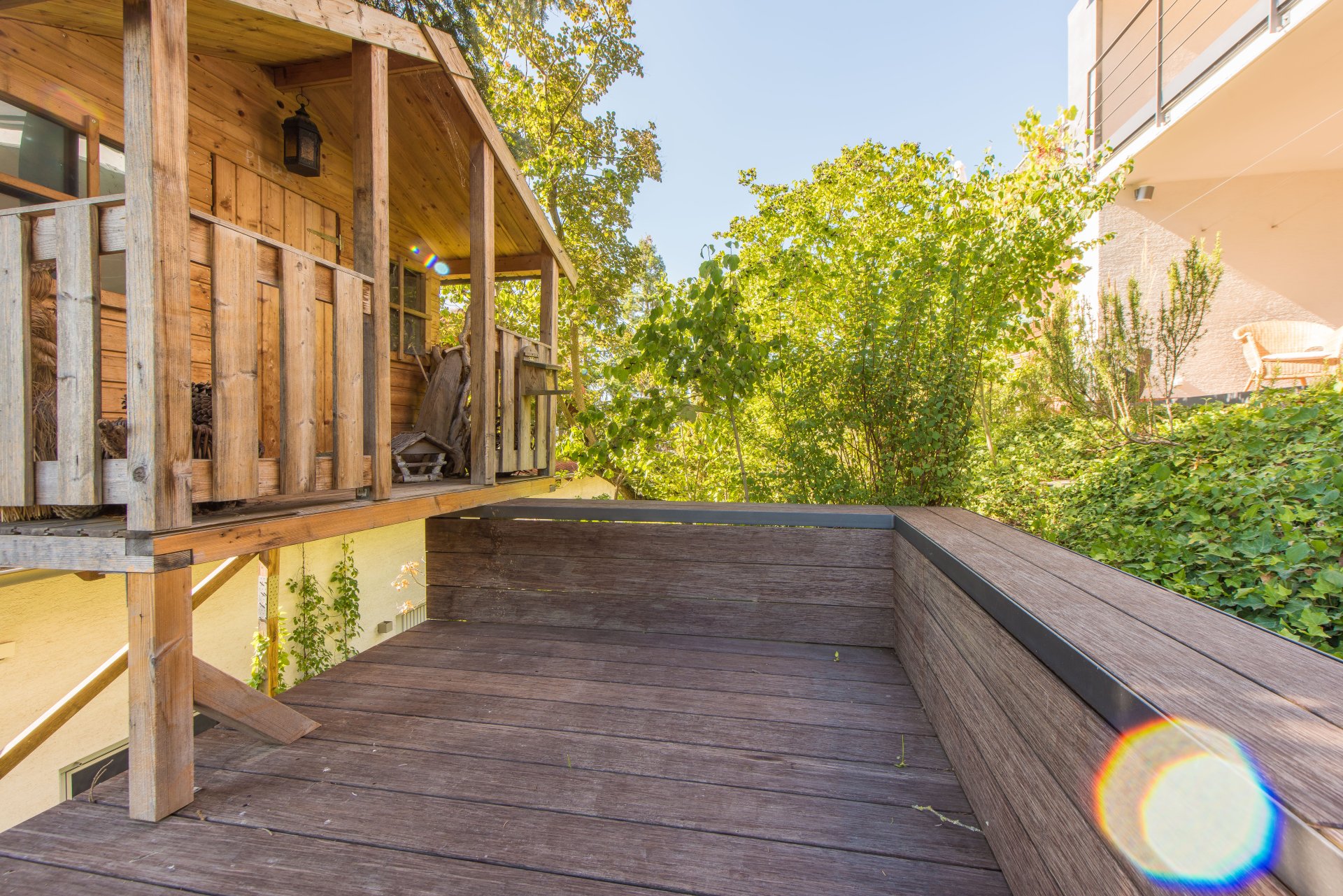 Terrasse mit Sitzbank vor dem Kinderhaus - Oliver Reifferscheid - Immobilienmakler Darmstadt